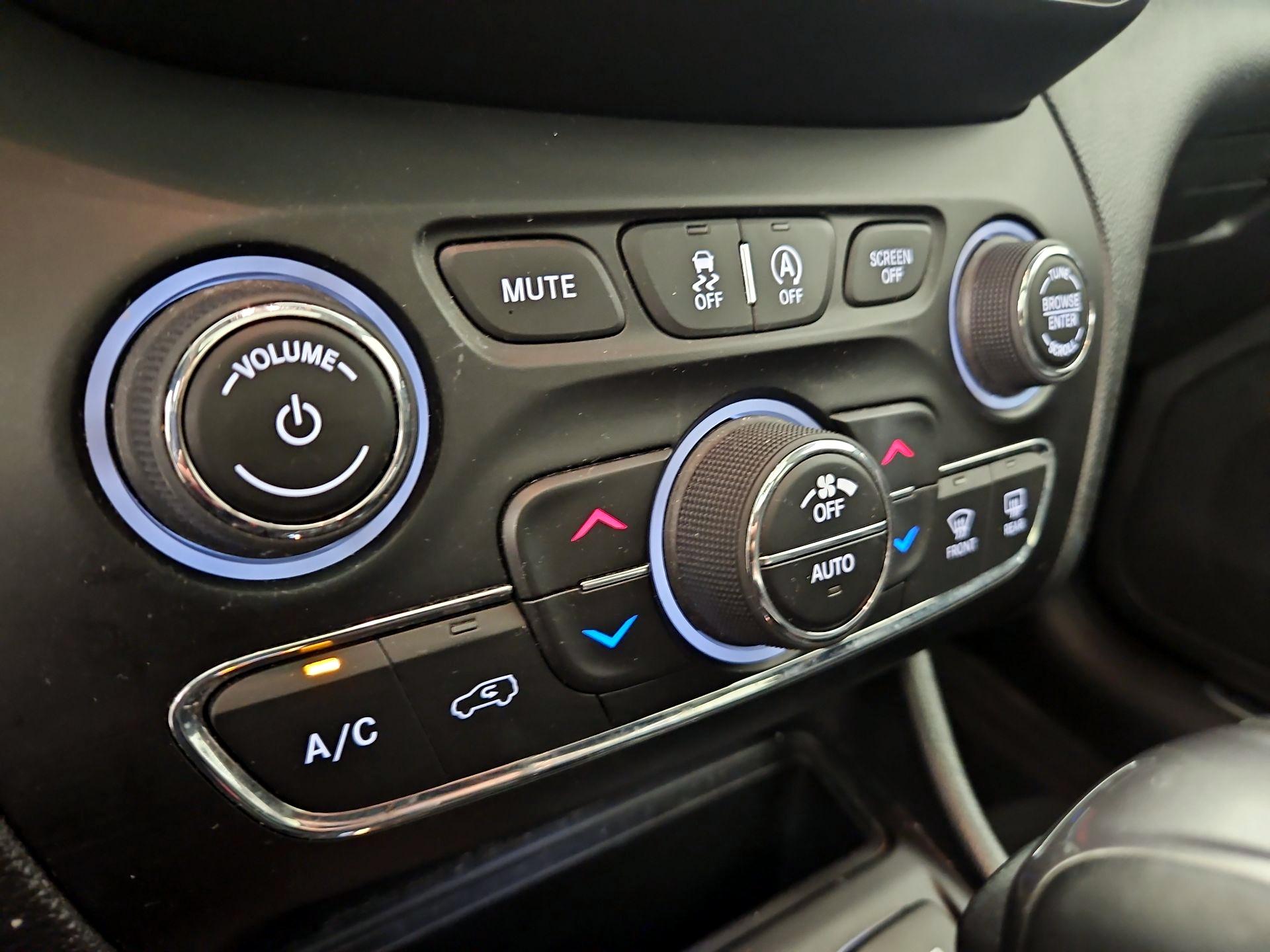 Thumbnail: 2020 Jeep Cherokee - 17