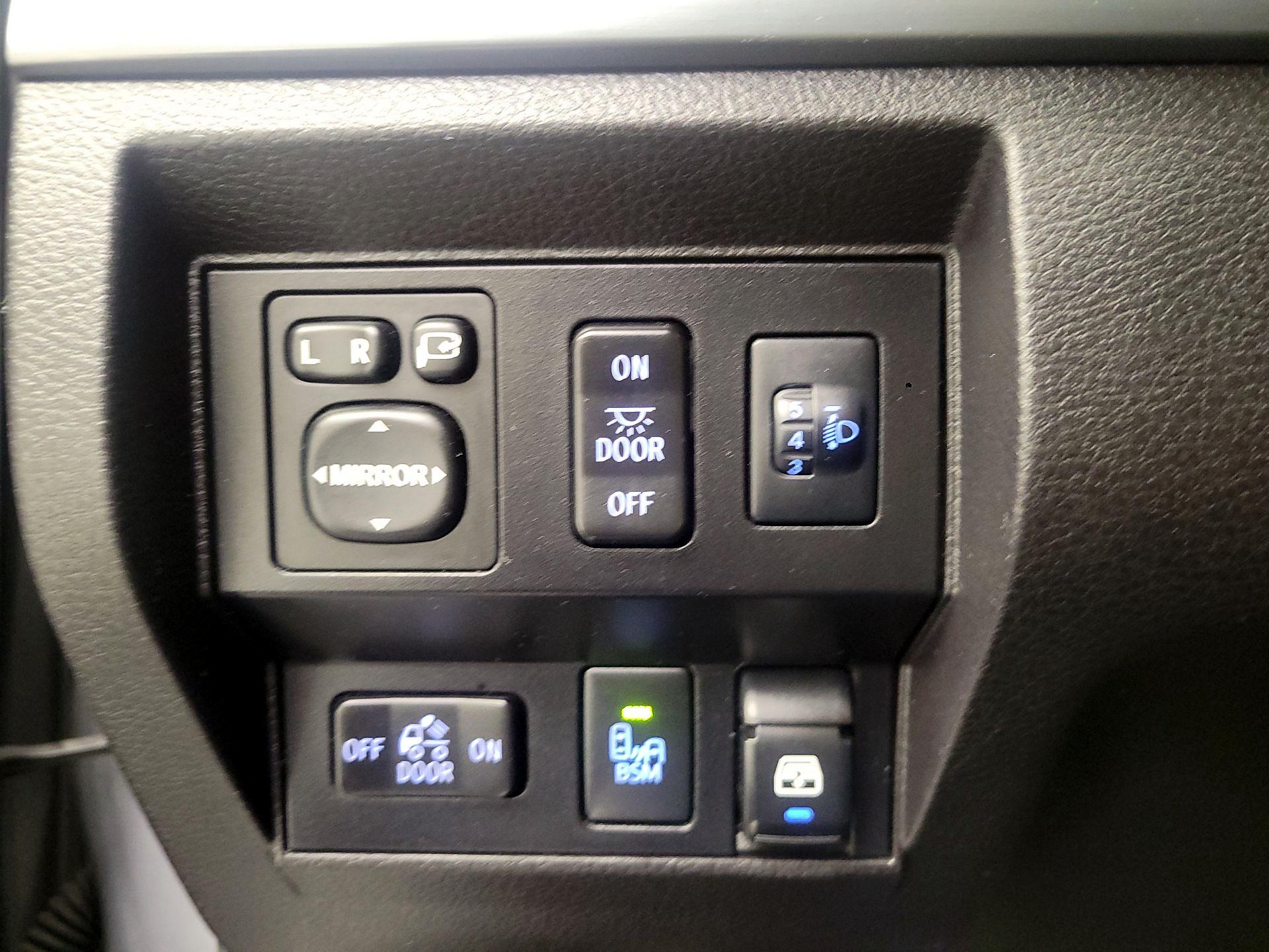 Thumbnail: 2015 Toyota Tundra - 11