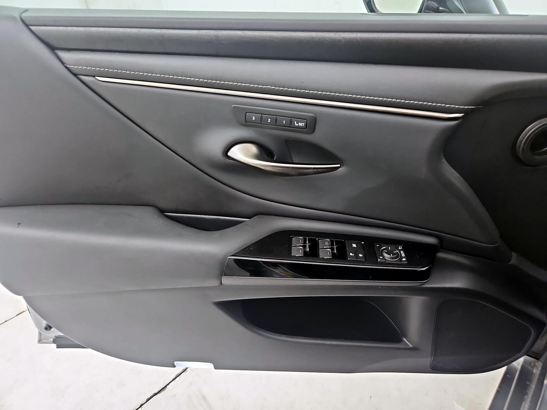 Thumbnail: 2022 Lexus ES - 12