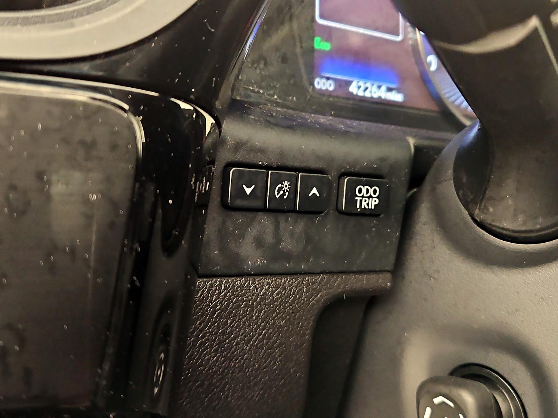 Thumbnail: 2022 Lexus ES - 13