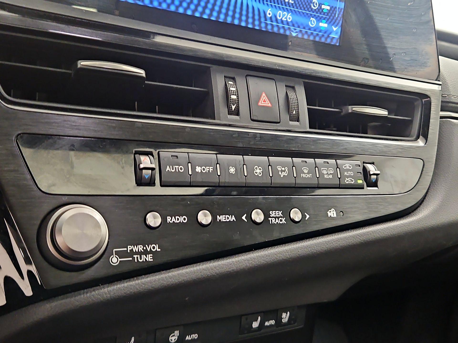 Thumbnail: 2022 Lexus ES - 16