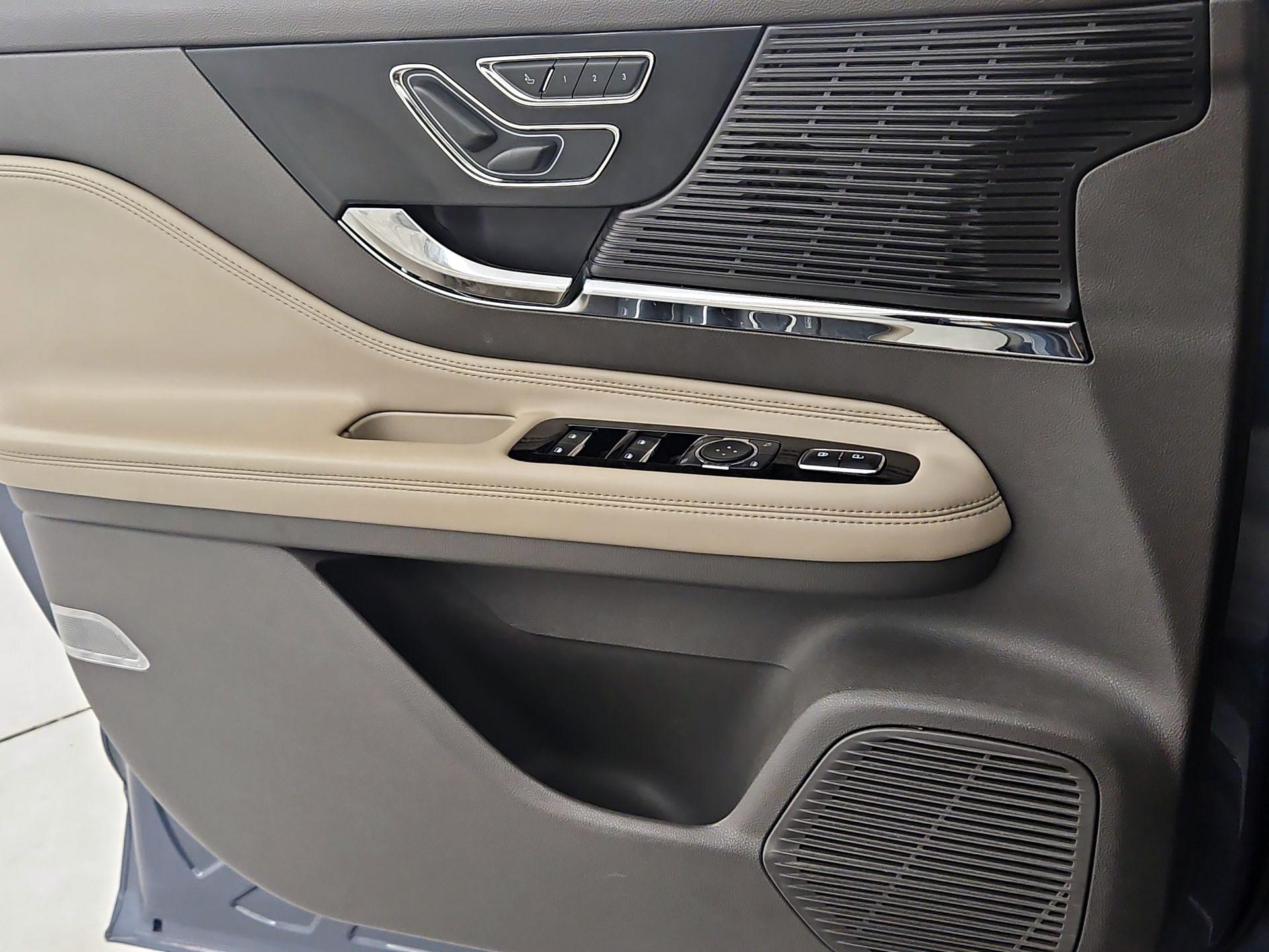 Thumbnail: 2022 Lincoln Corsair - 12