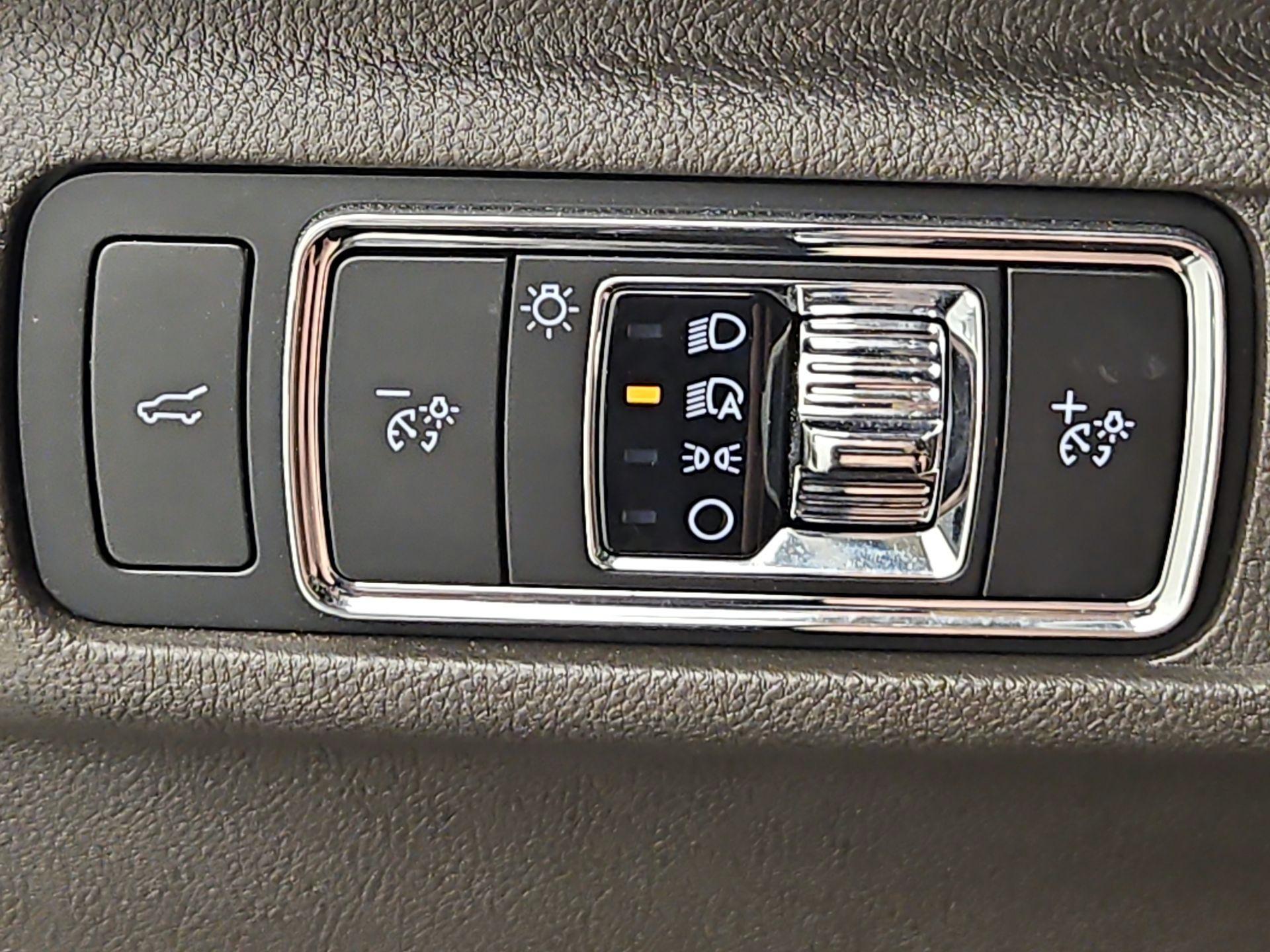 Thumbnail: 2022 Lincoln Corsair - 13