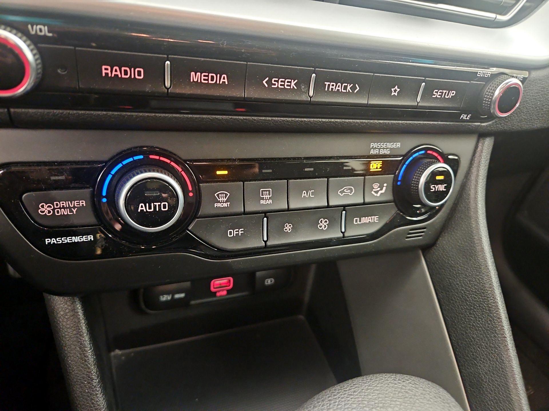 Thumbnail: 2022 Kia Niro - 16