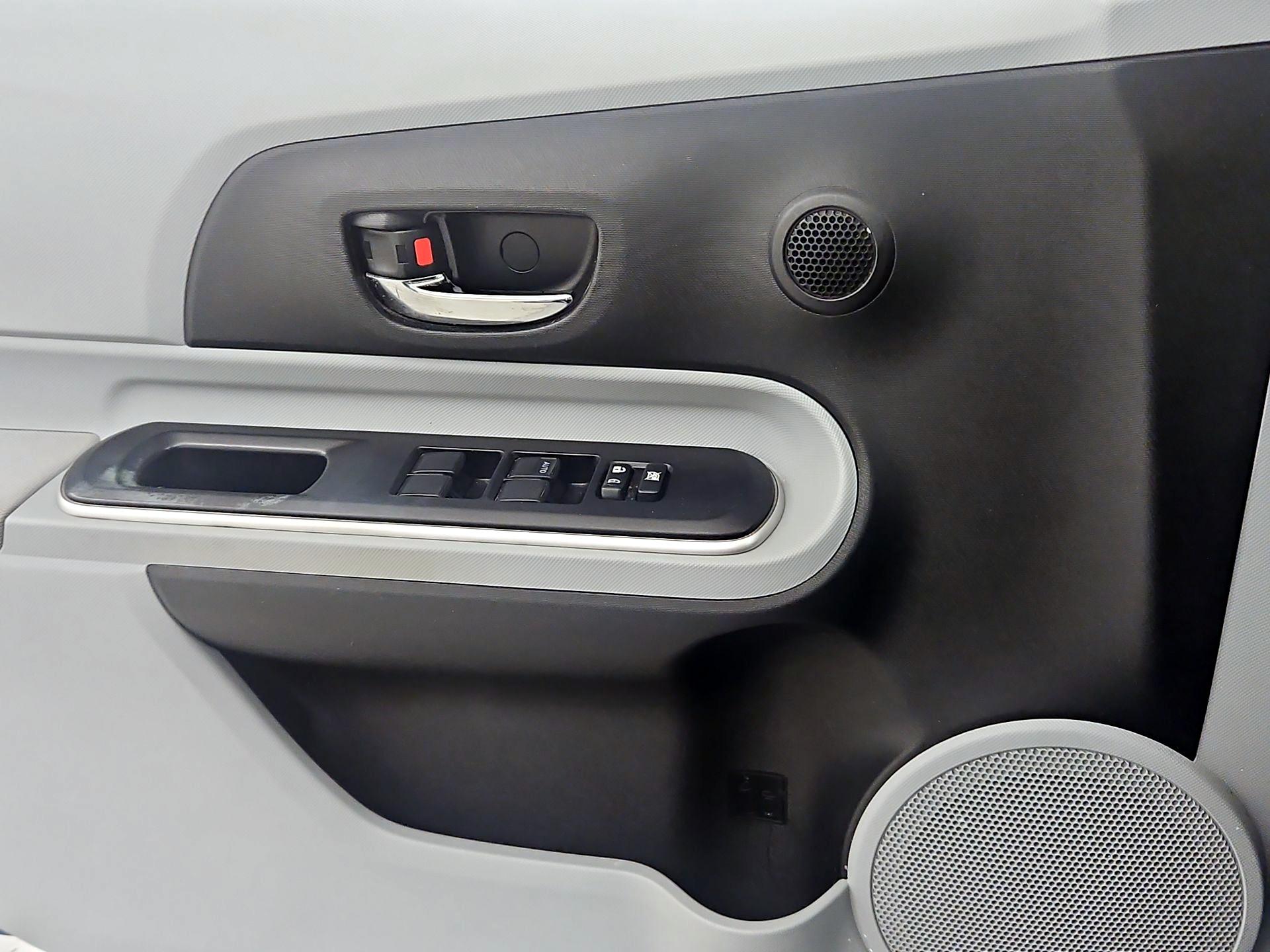 Thumbnail: 2014 Toyota Prius c - 12