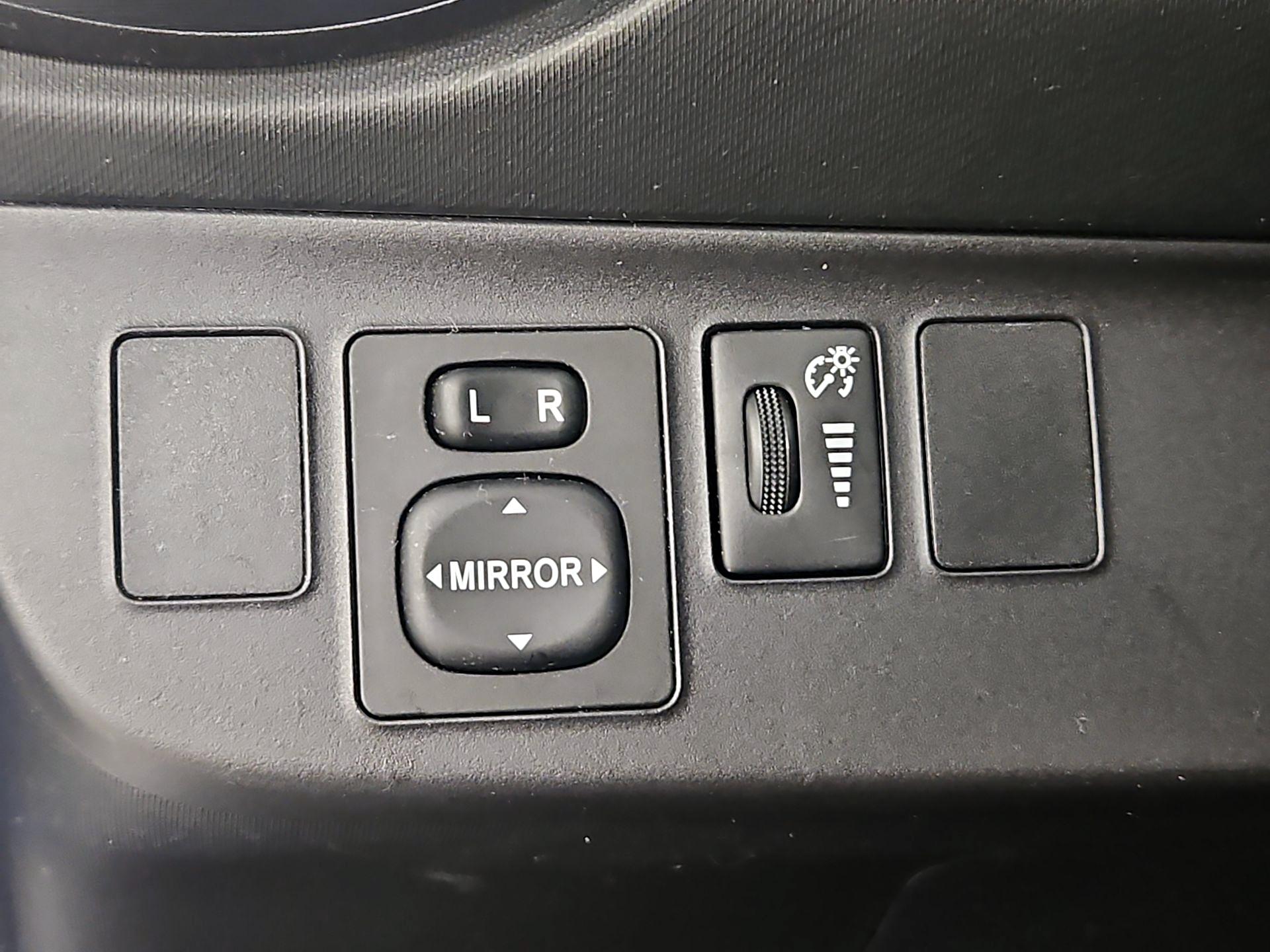 Thumbnail: 2014 Toyota Prius c - 13