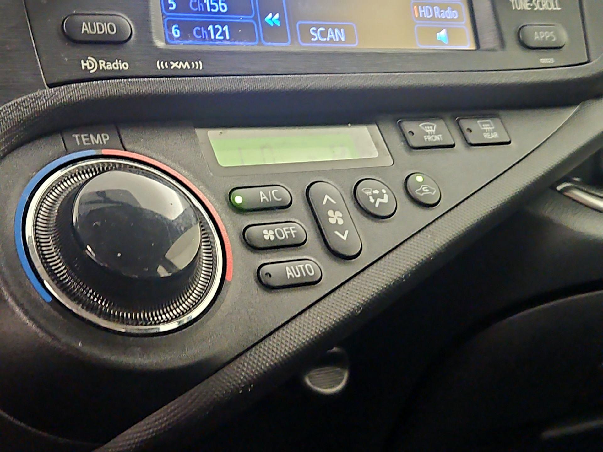 Thumbnail: 2014 Toyota Prius c - 15
