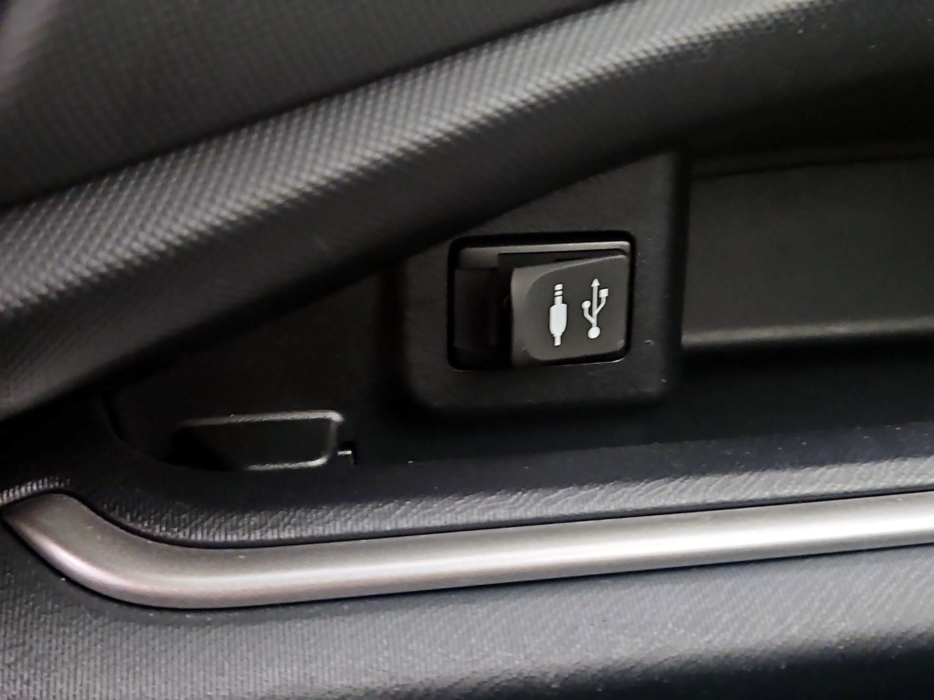Thumbnail: 2014 Toyota Prius c - 17