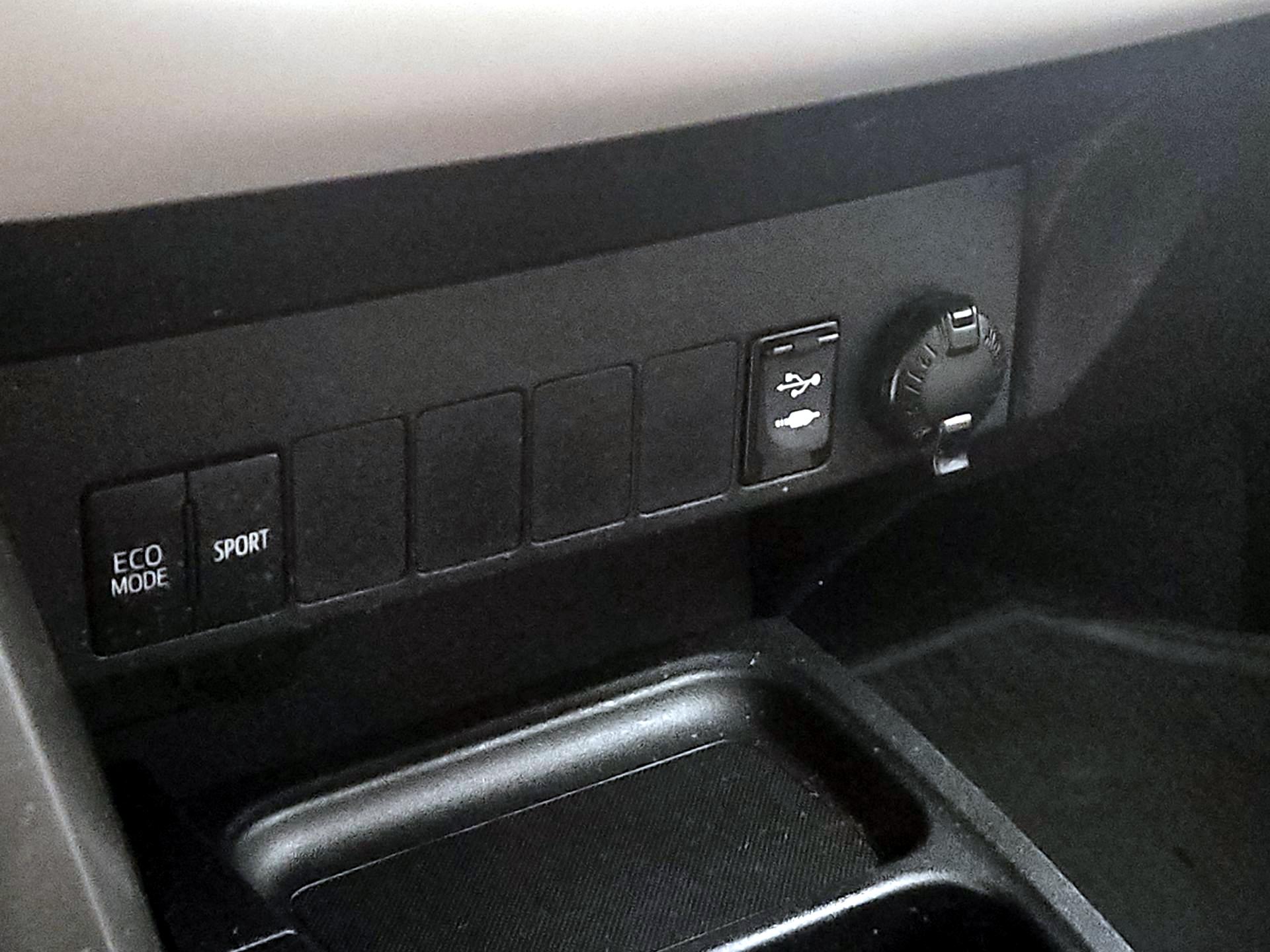 Thumbnail: 2017 Toyota RAV4 - 18