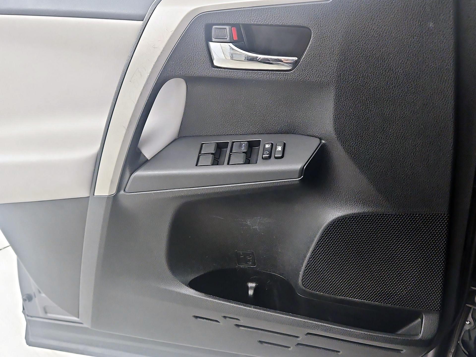 Thumbnail: 2016 Toyota RAV4 - 12