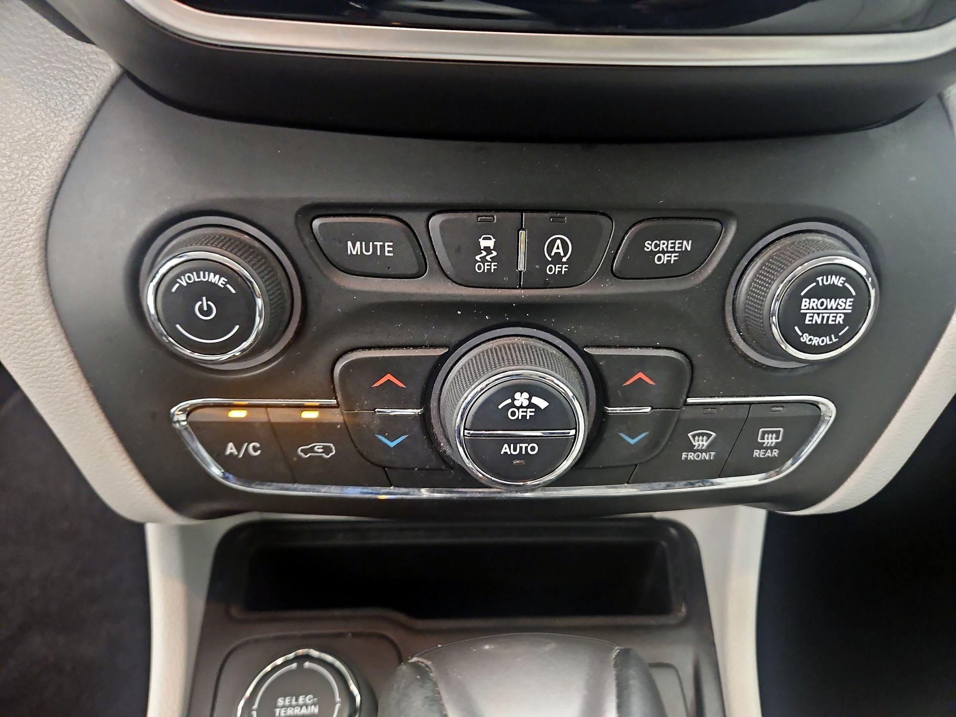 Thumbnail: 2020 Jeep Cherokee - 16