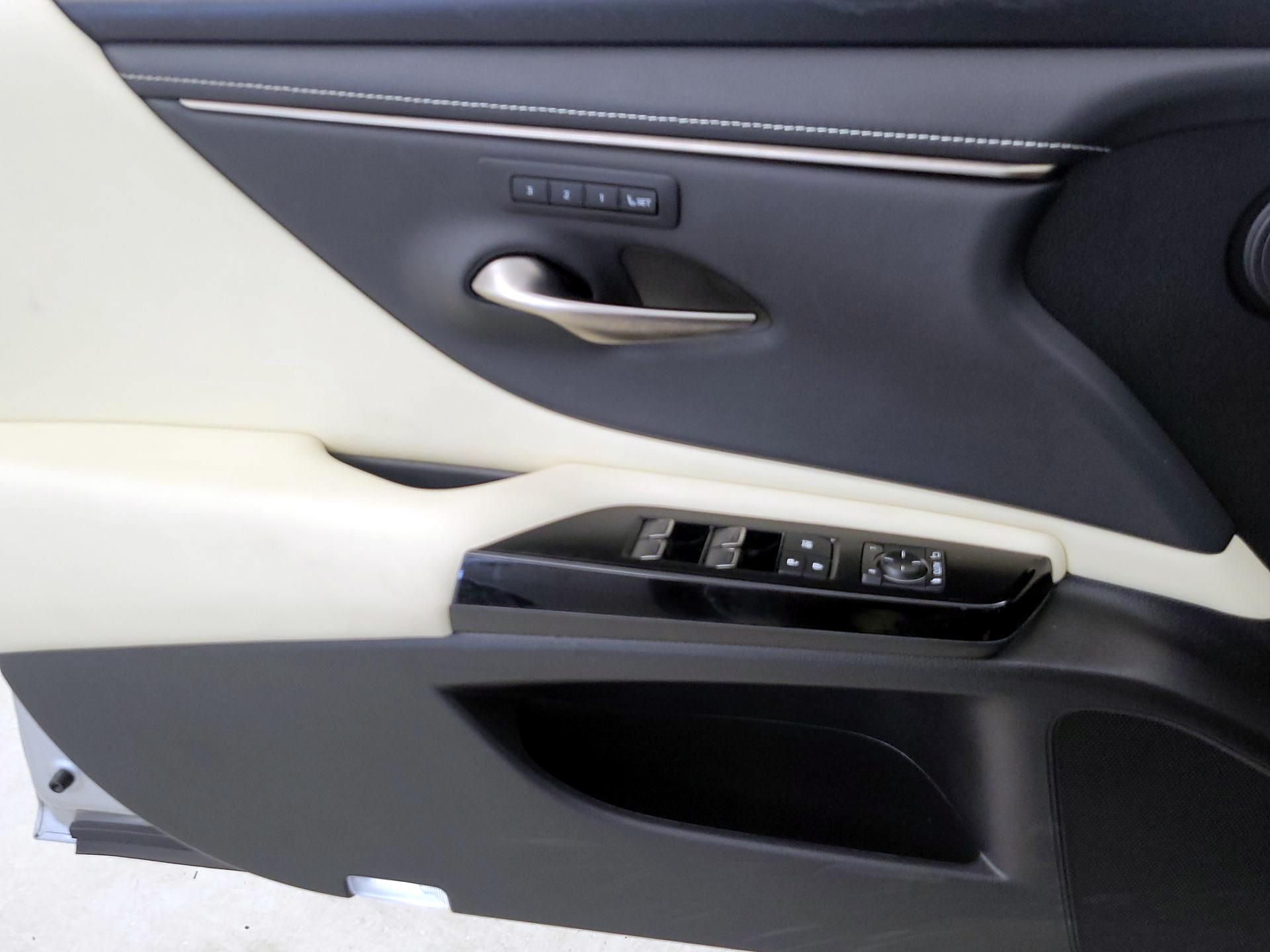 Thumbnail: 2022 Lexus ES - 12