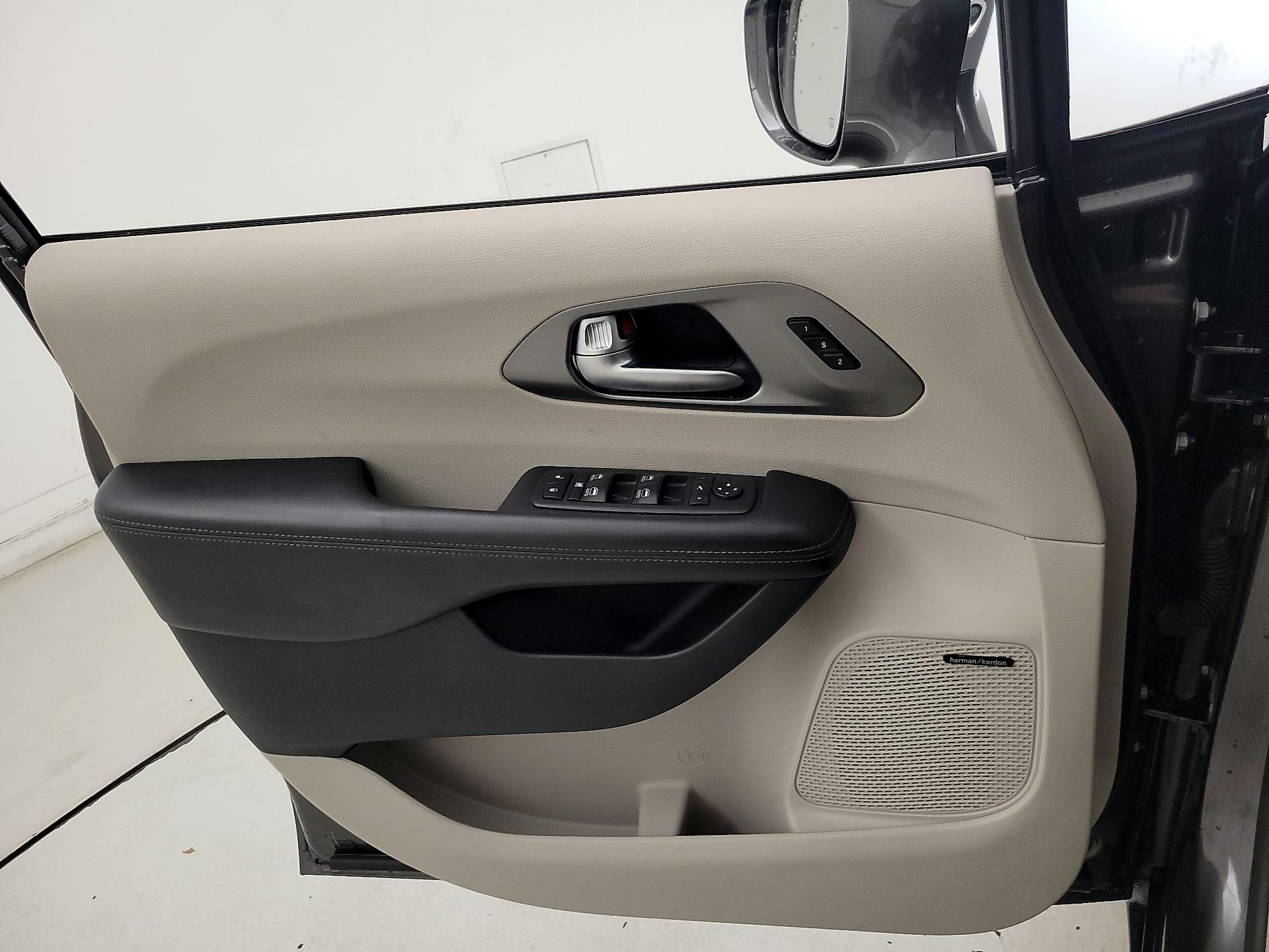 Thumbnail: 2019 Chrysler Pacifica - 12