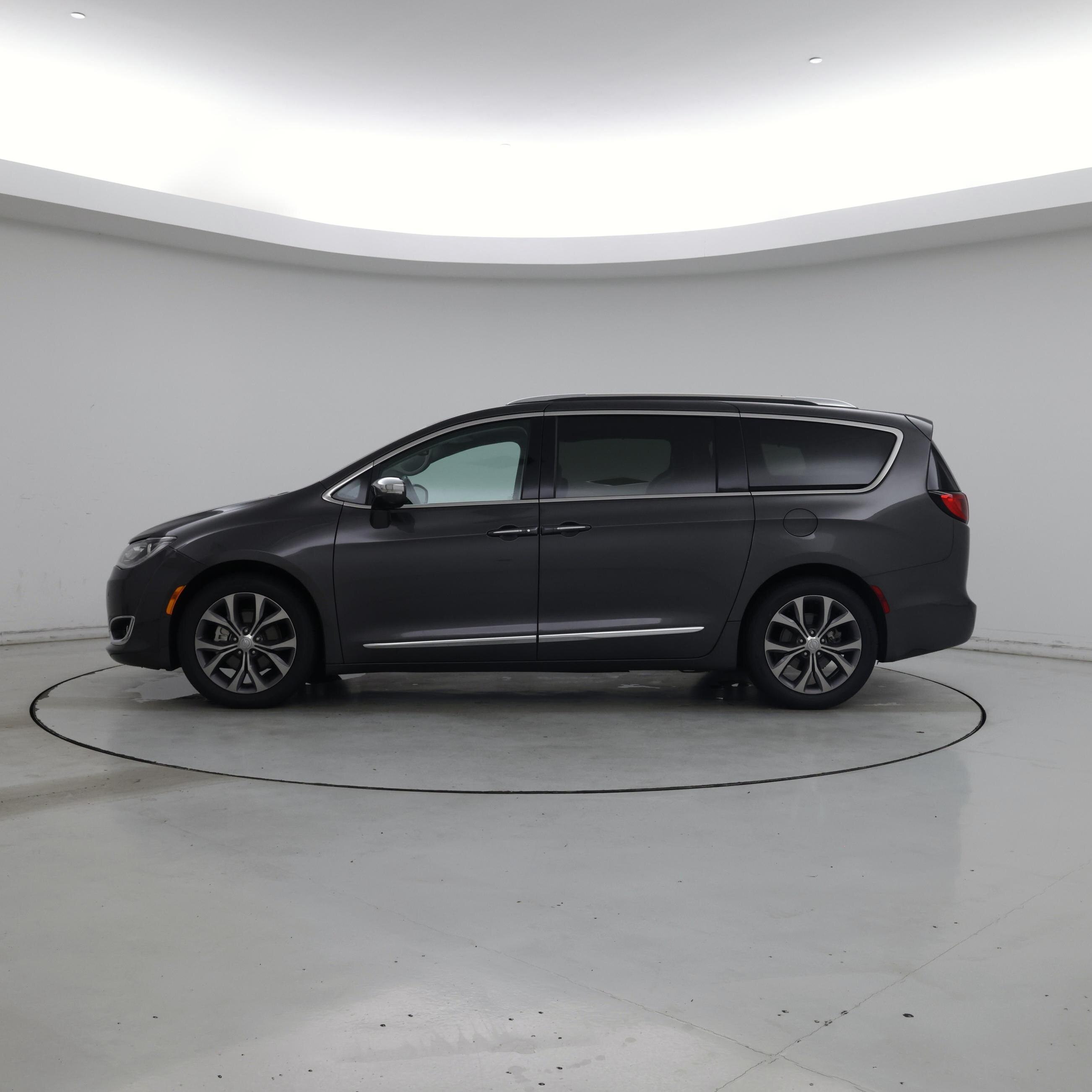 Thumbnail: 2019 Chrysler Pacifica - 3