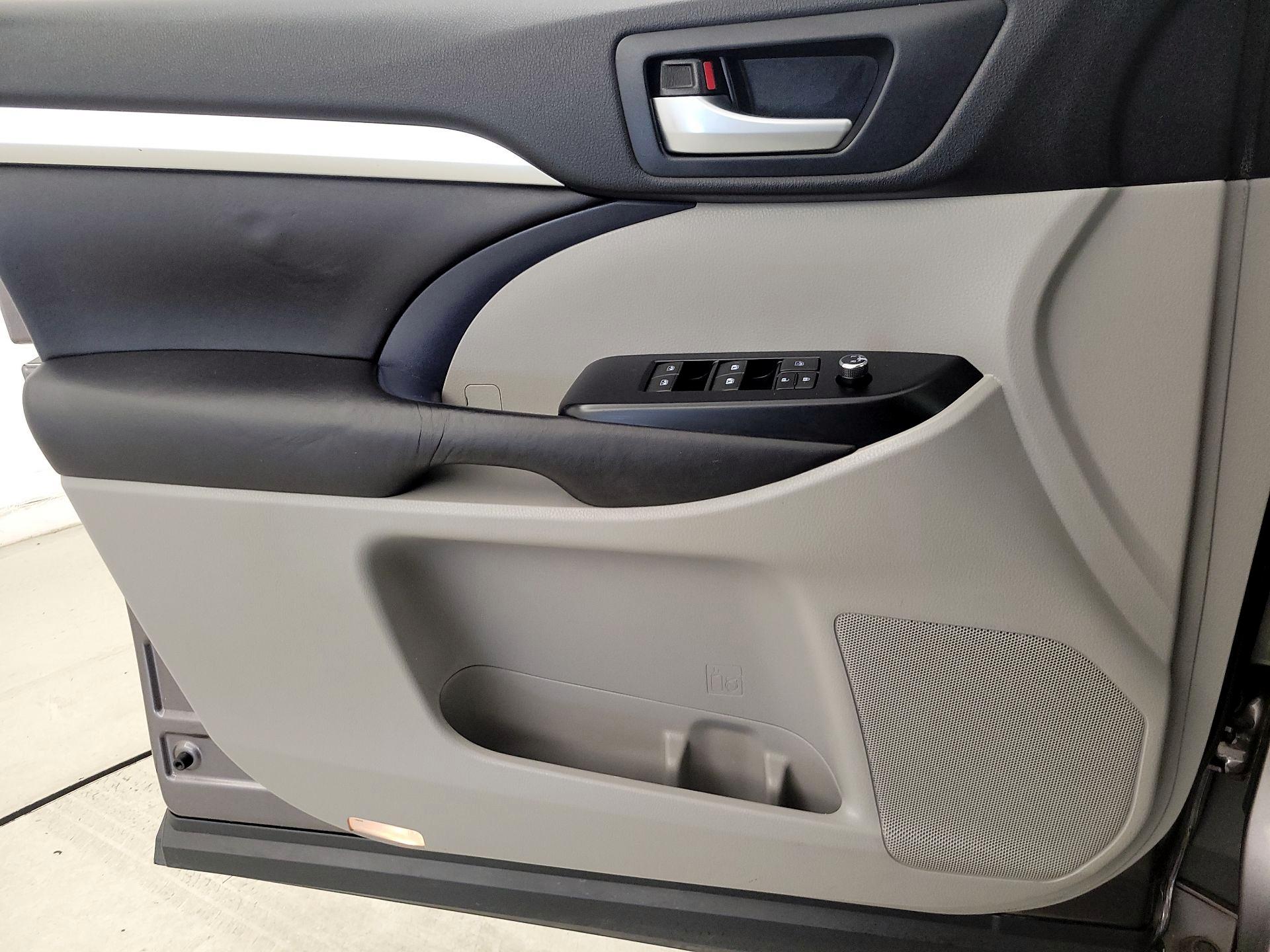 Thumbnail: 2016 Toyota Highlander - 12