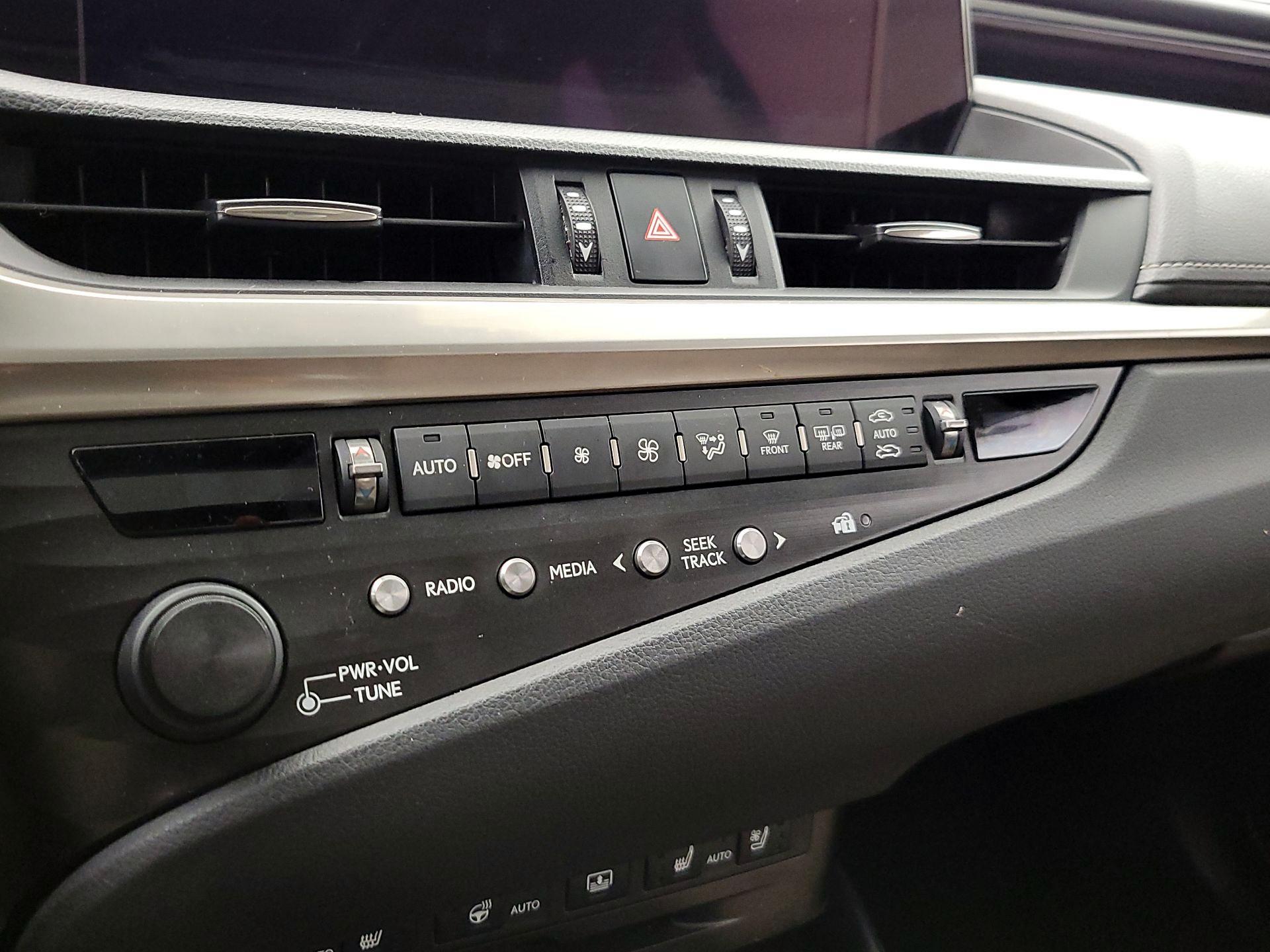 Thumbnail: 2020 Lexus ES - 17