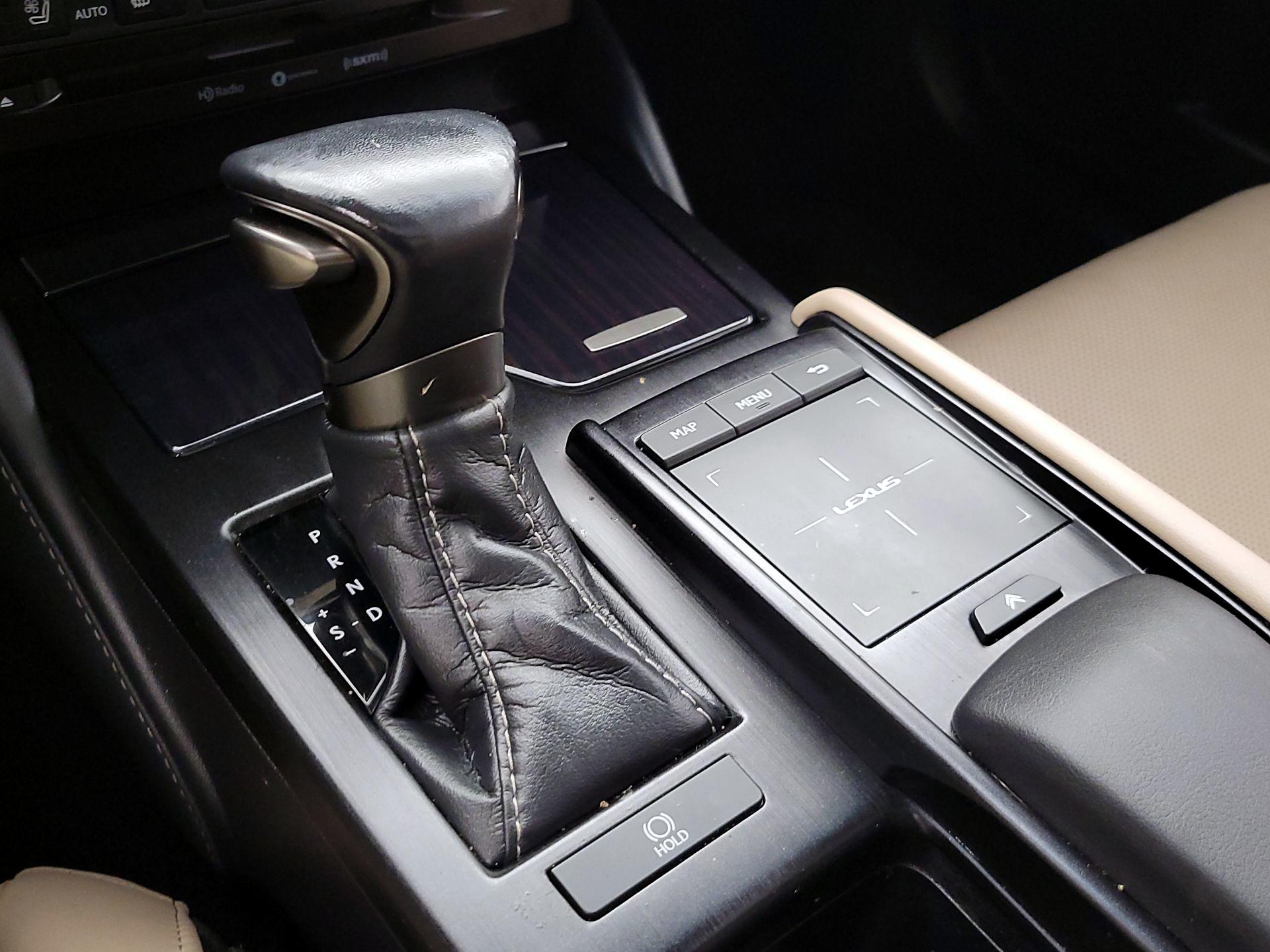 Thumbnail: 2020 Lexus ES - 18