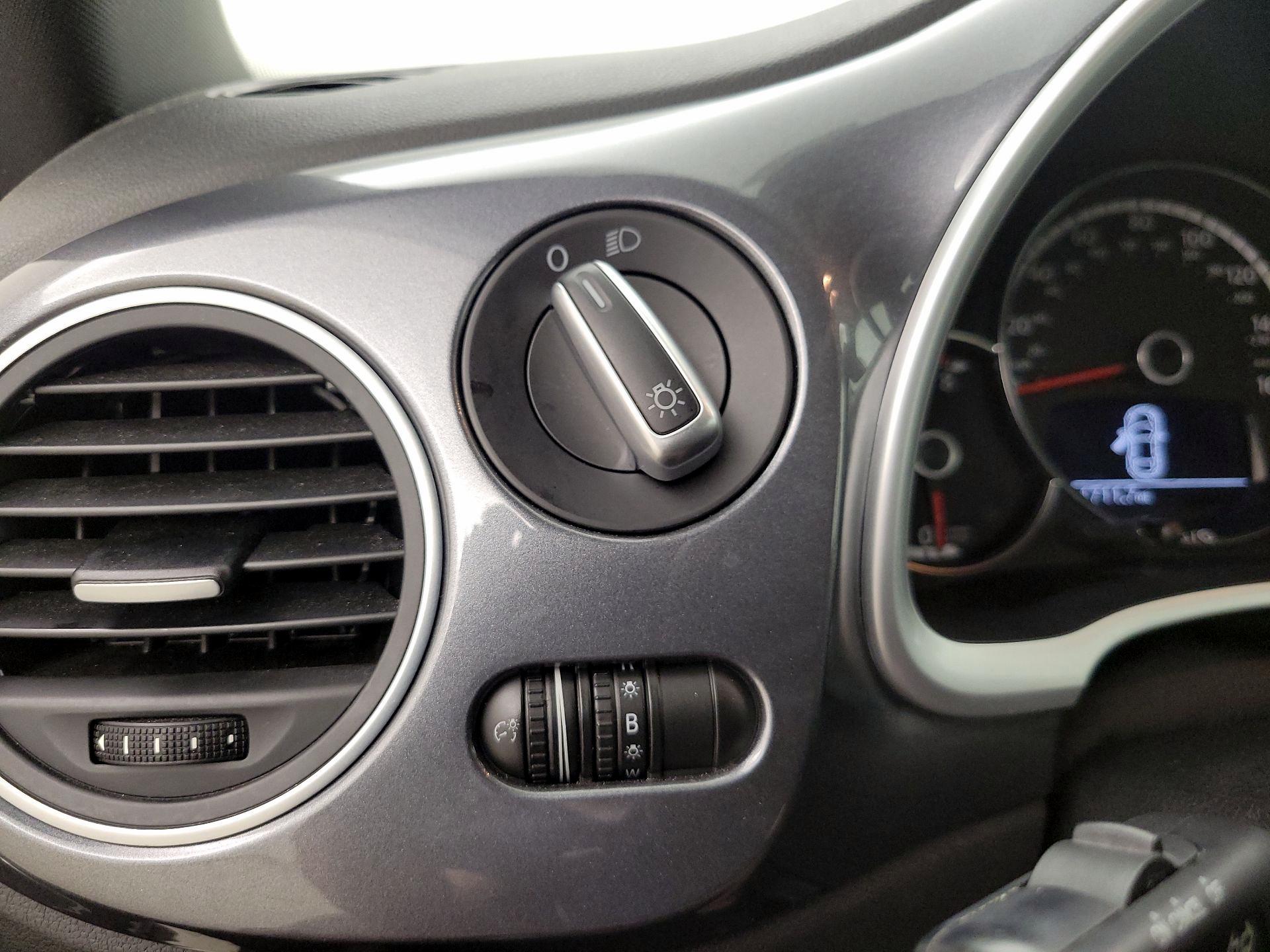 Thumbnail: 2014 Volkswagen Beetle - 13