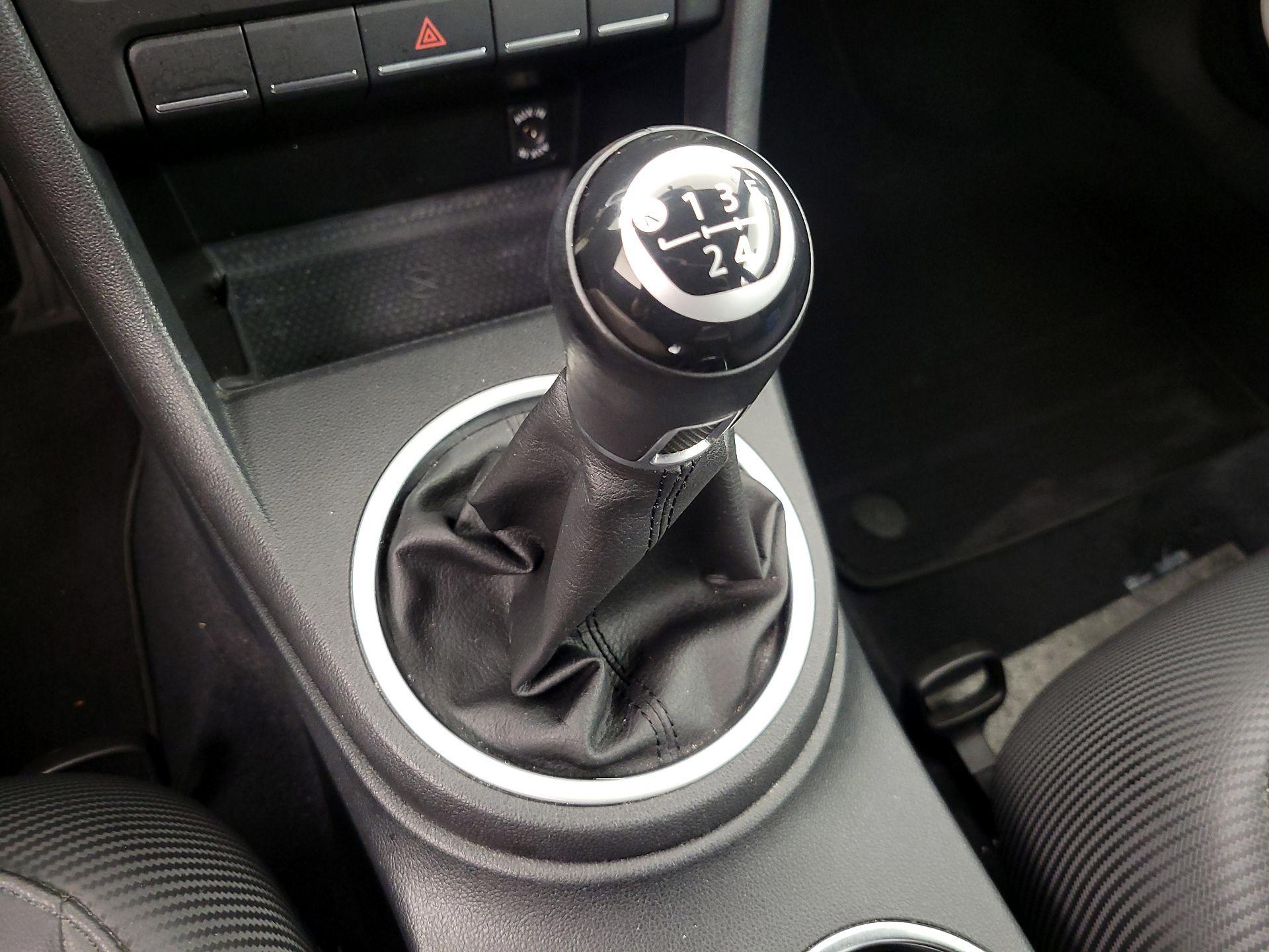 Thumbnail: 2014 Volkswagen Beetle - 16