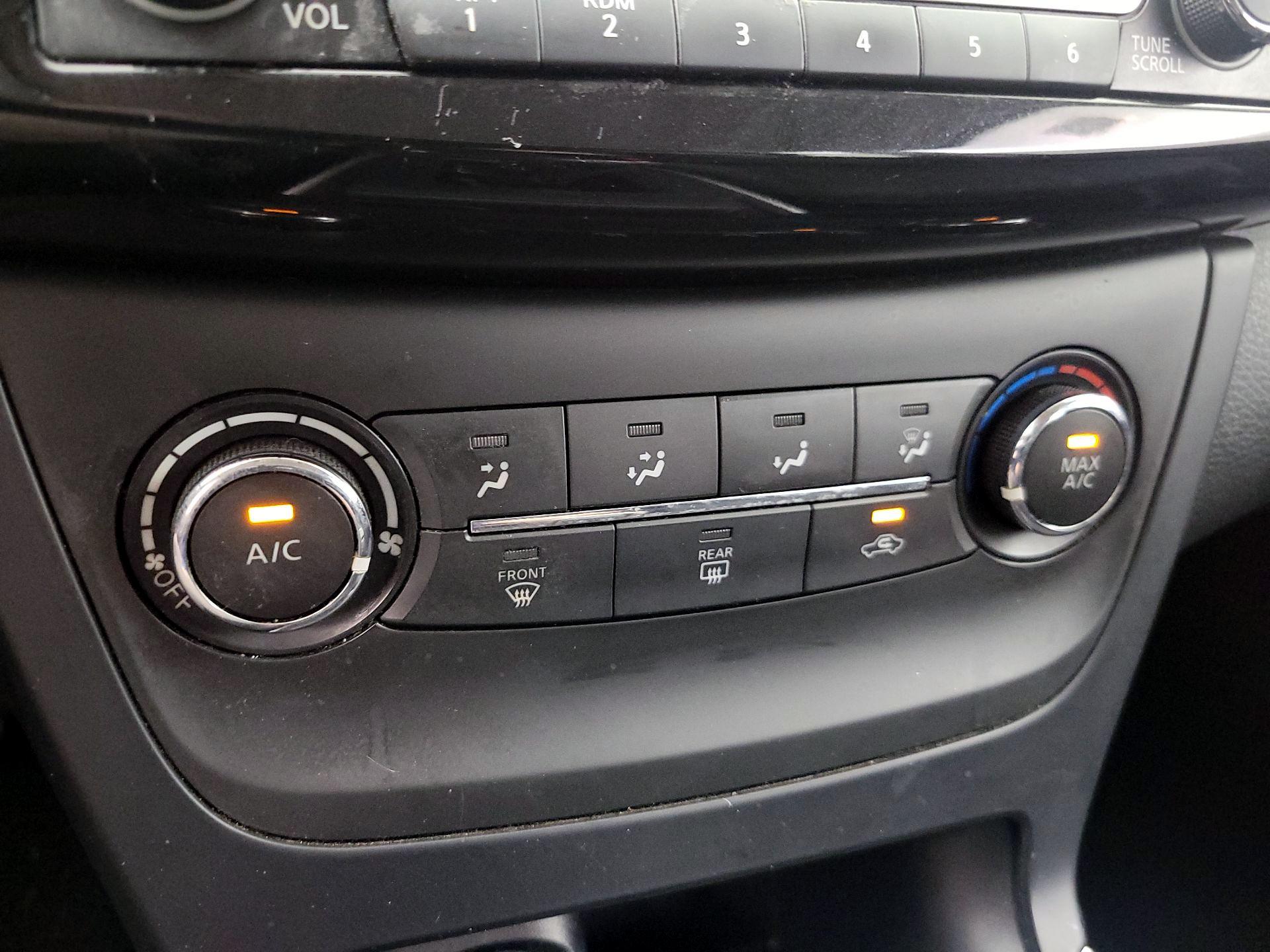 Thumbnail: 2016 Nissan Sentra - 16