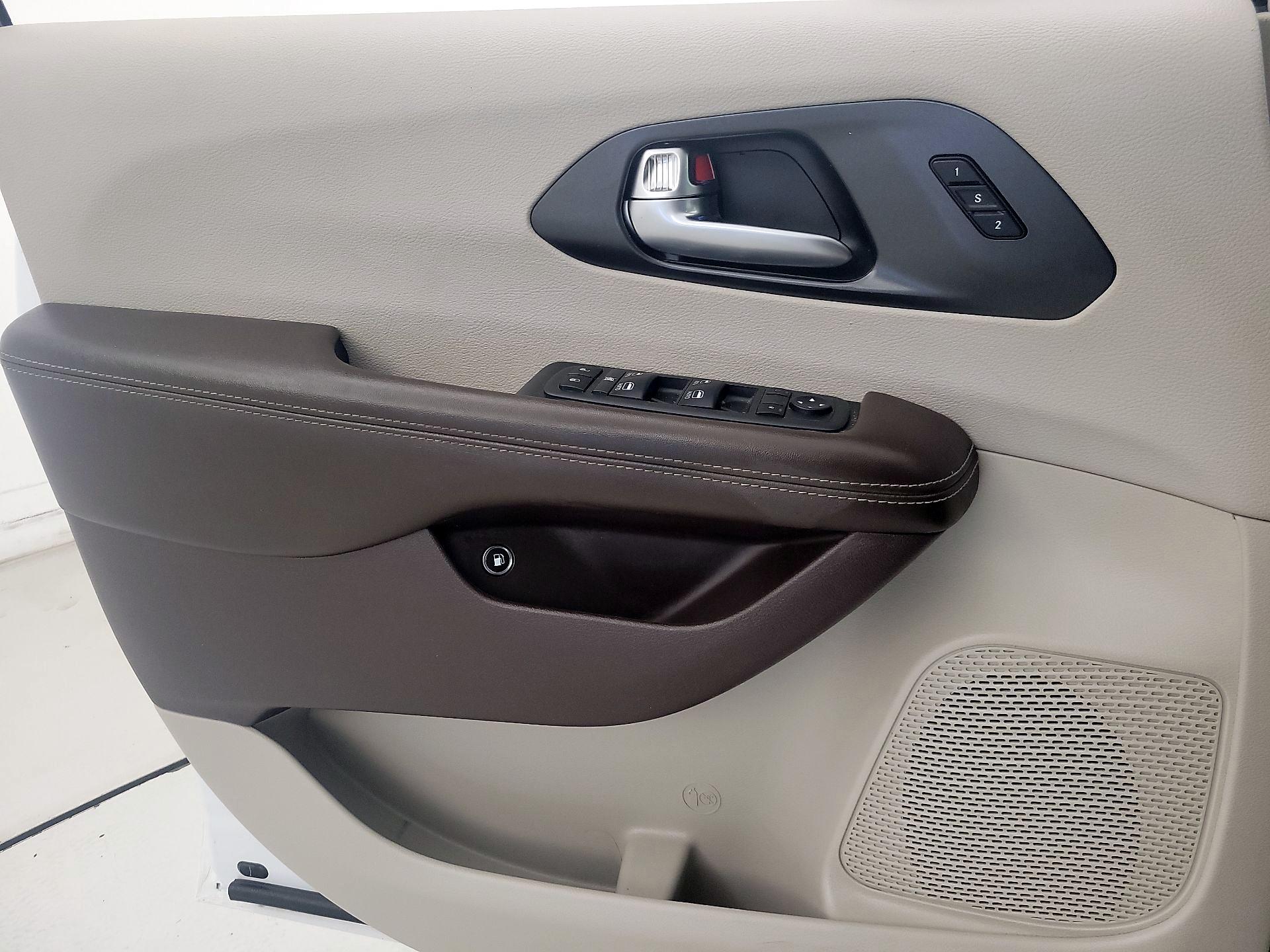 Thumbnail: 2021 Chrysler Pacifica - 12