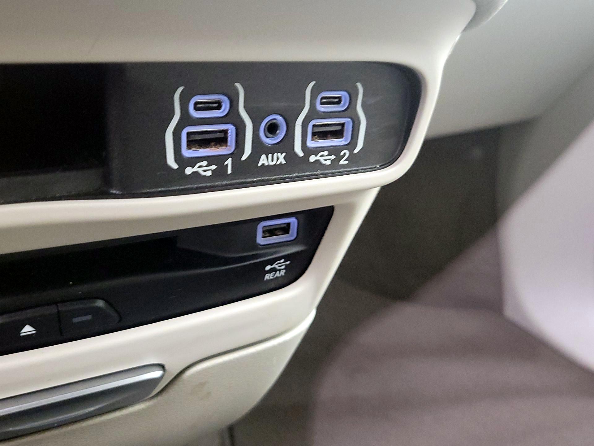 Thumbnail: 2021 Chrysler Pacifica - 19