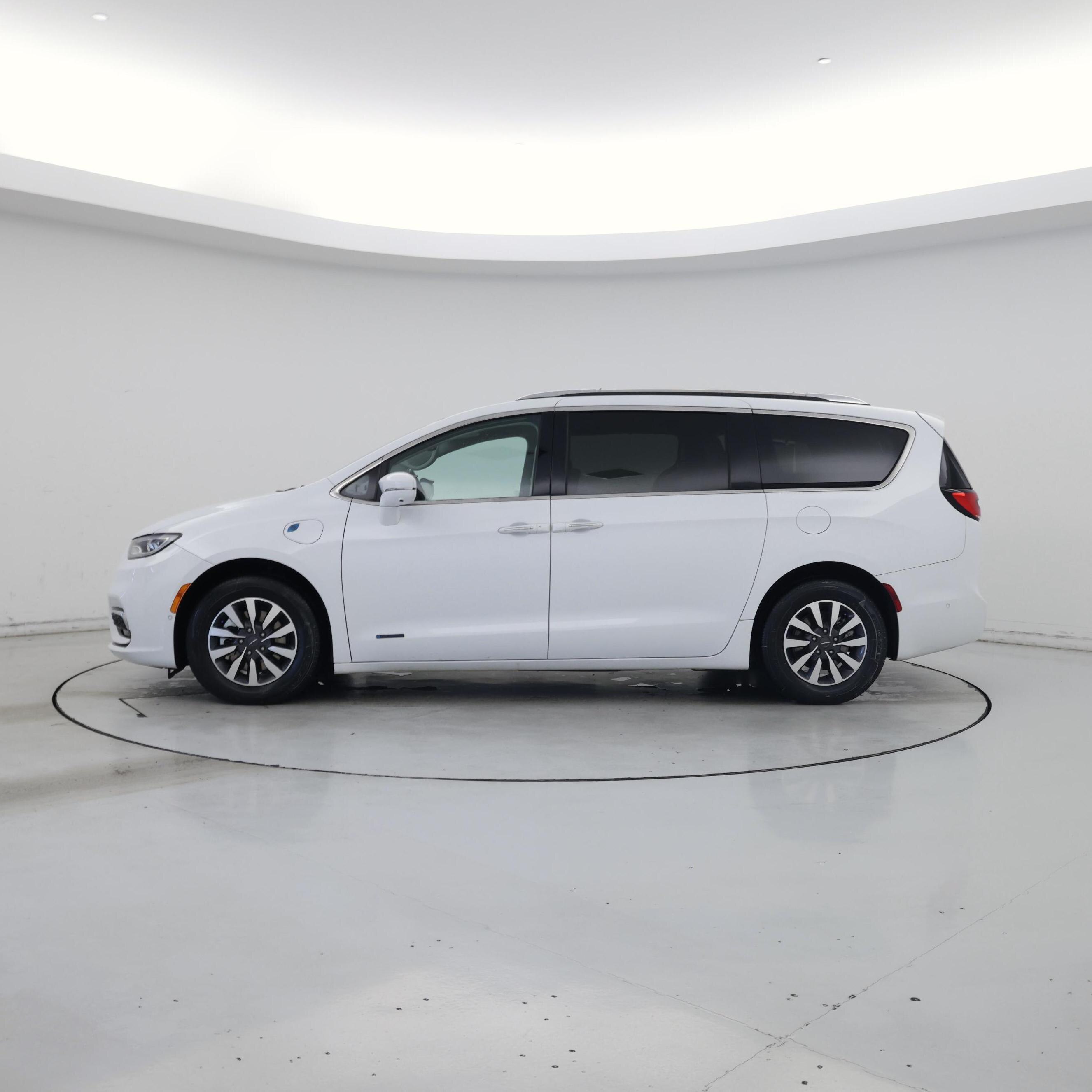 Thumbnail: 2021 Chrysler Pacifica - 3