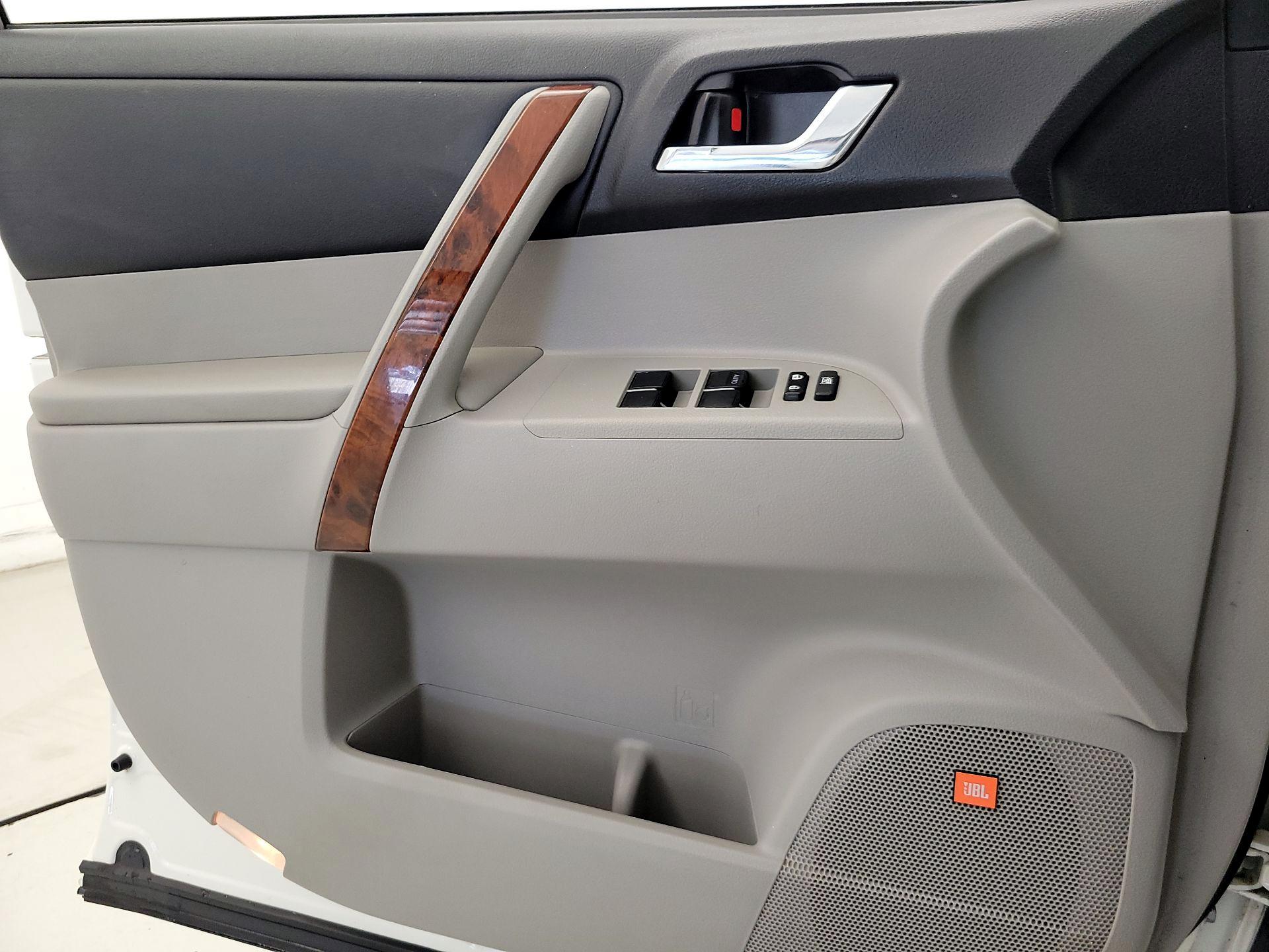 Thumbnail: 2013 Toyota Highlander - 12