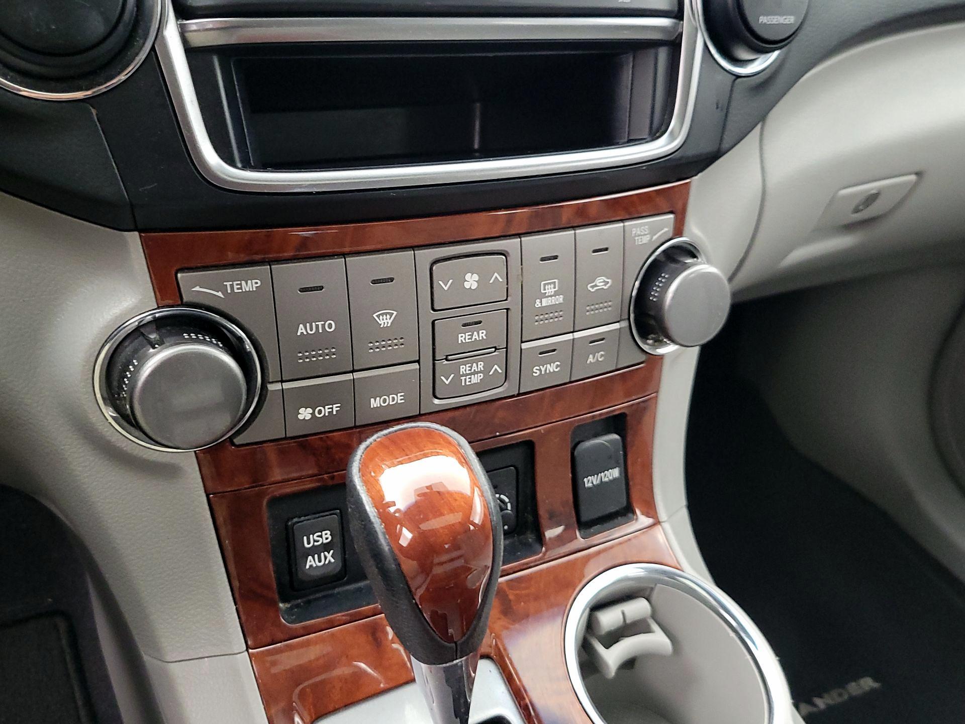 Thumbnail: 2013 Toyota Highlander - 16