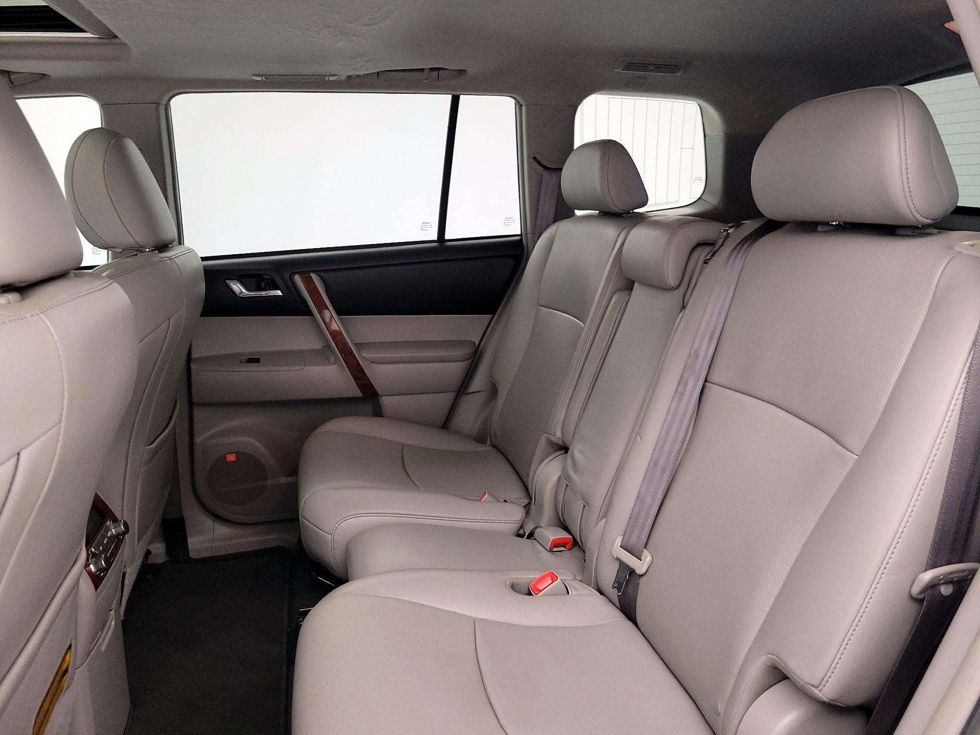 Thumbnail: 2013 Toyota Highlander - 20