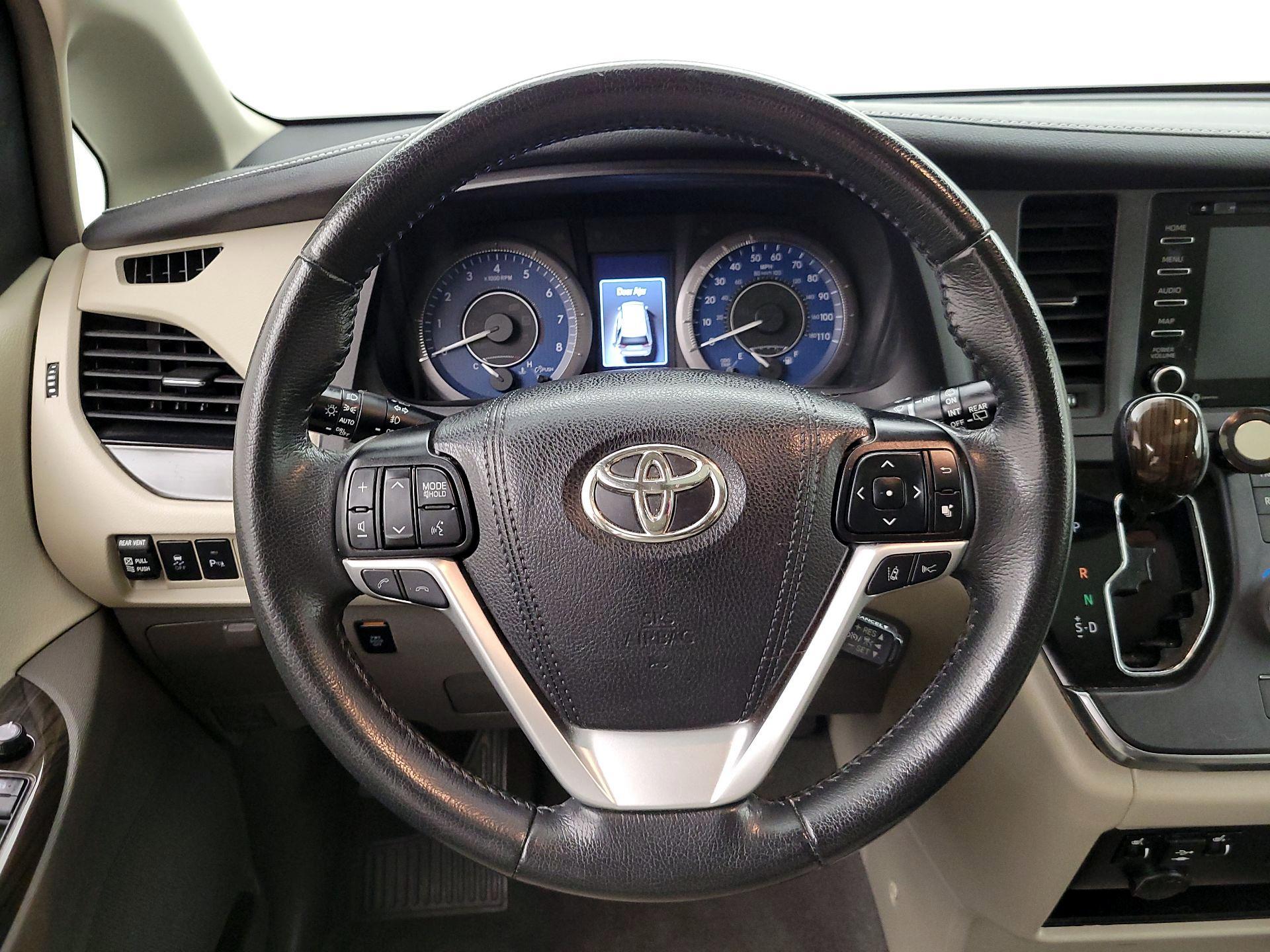 Thumbnail: 2019 Toyota Sienna - 10