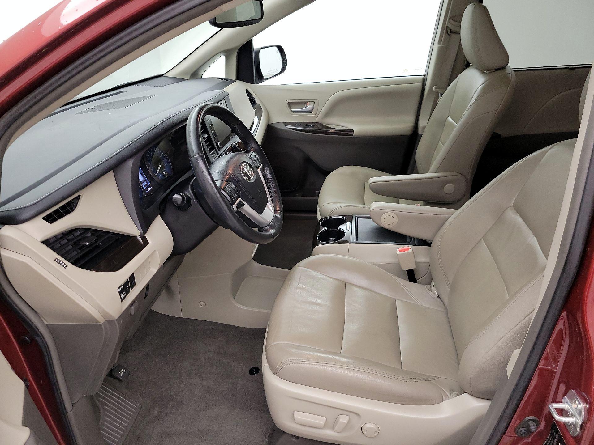 Thumbnail: 2019 Toyota Sienna - 11