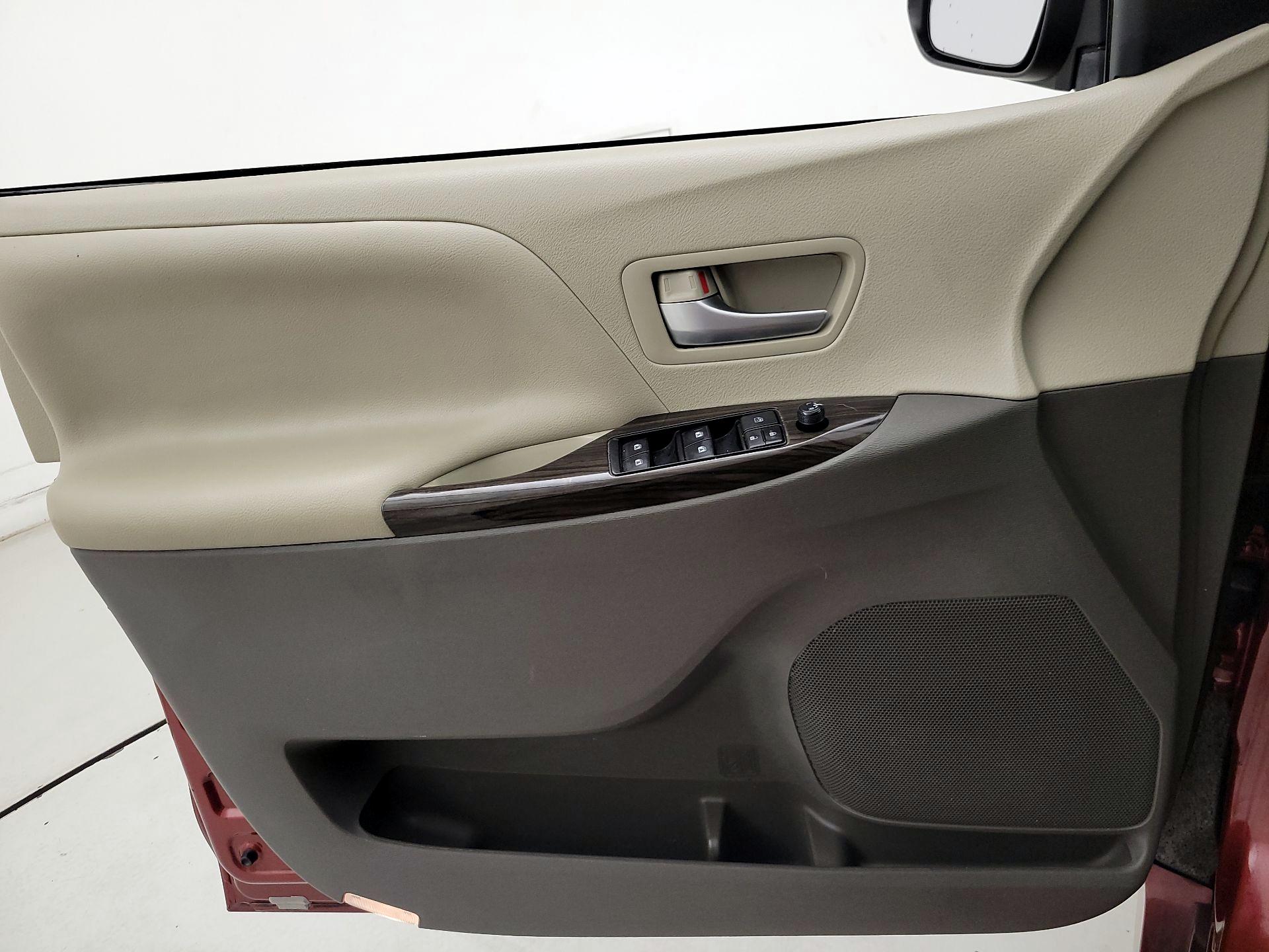 Thumbnail: 2019 Toyota Sienna - 12