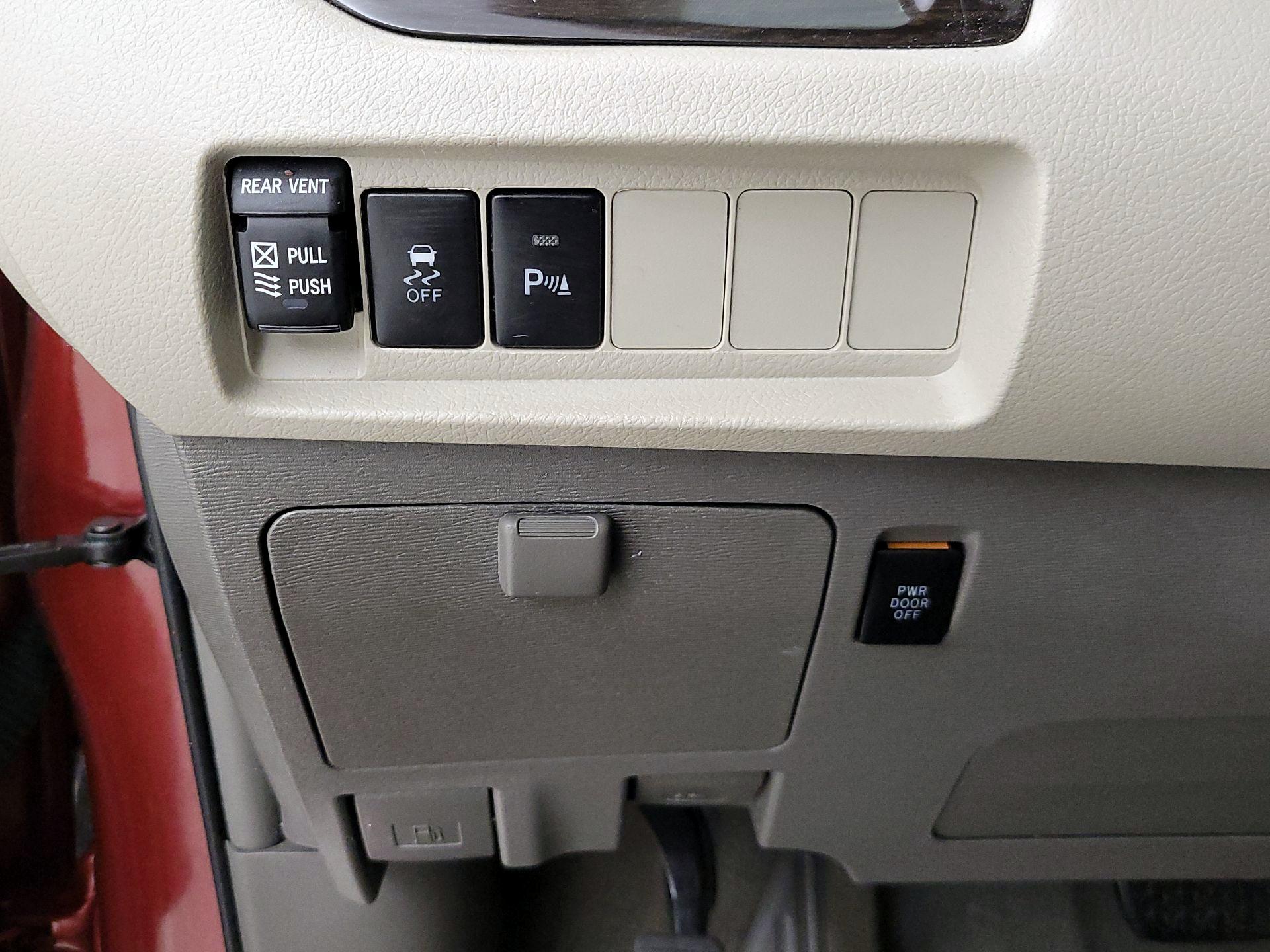 Thumbnail: 2019 Toyota Sienna - 13