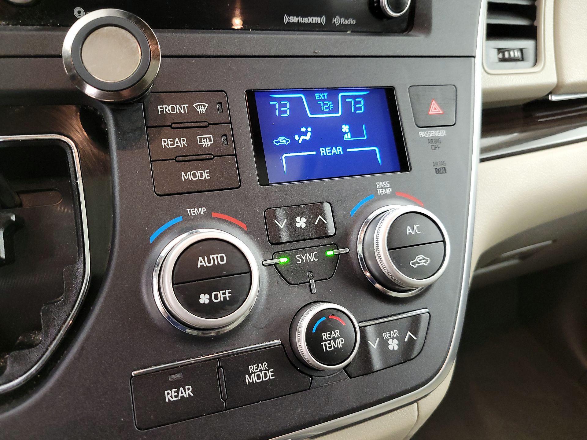 Thumbnail: 2019 Toyota Sienna - 17