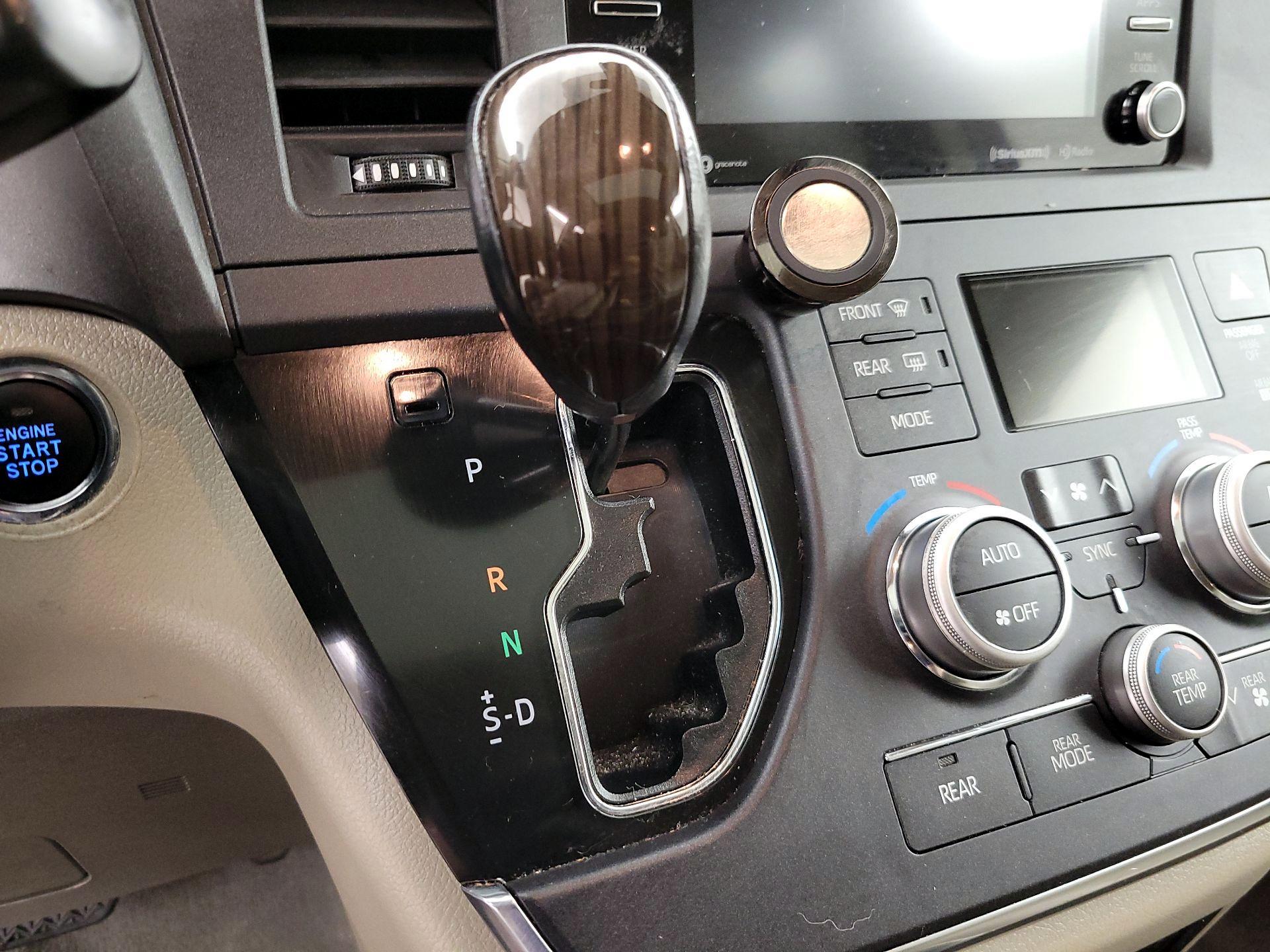 Thumbnail: 2019 Toyota Sienna - 18