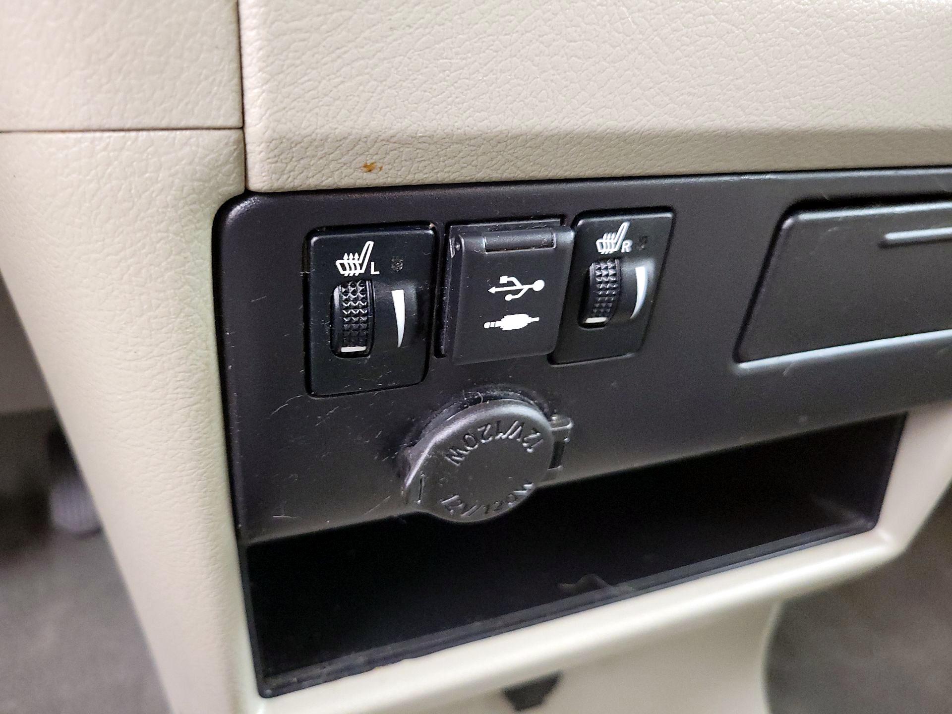 Thumbnail: 2019 Toyota Sienna - 19