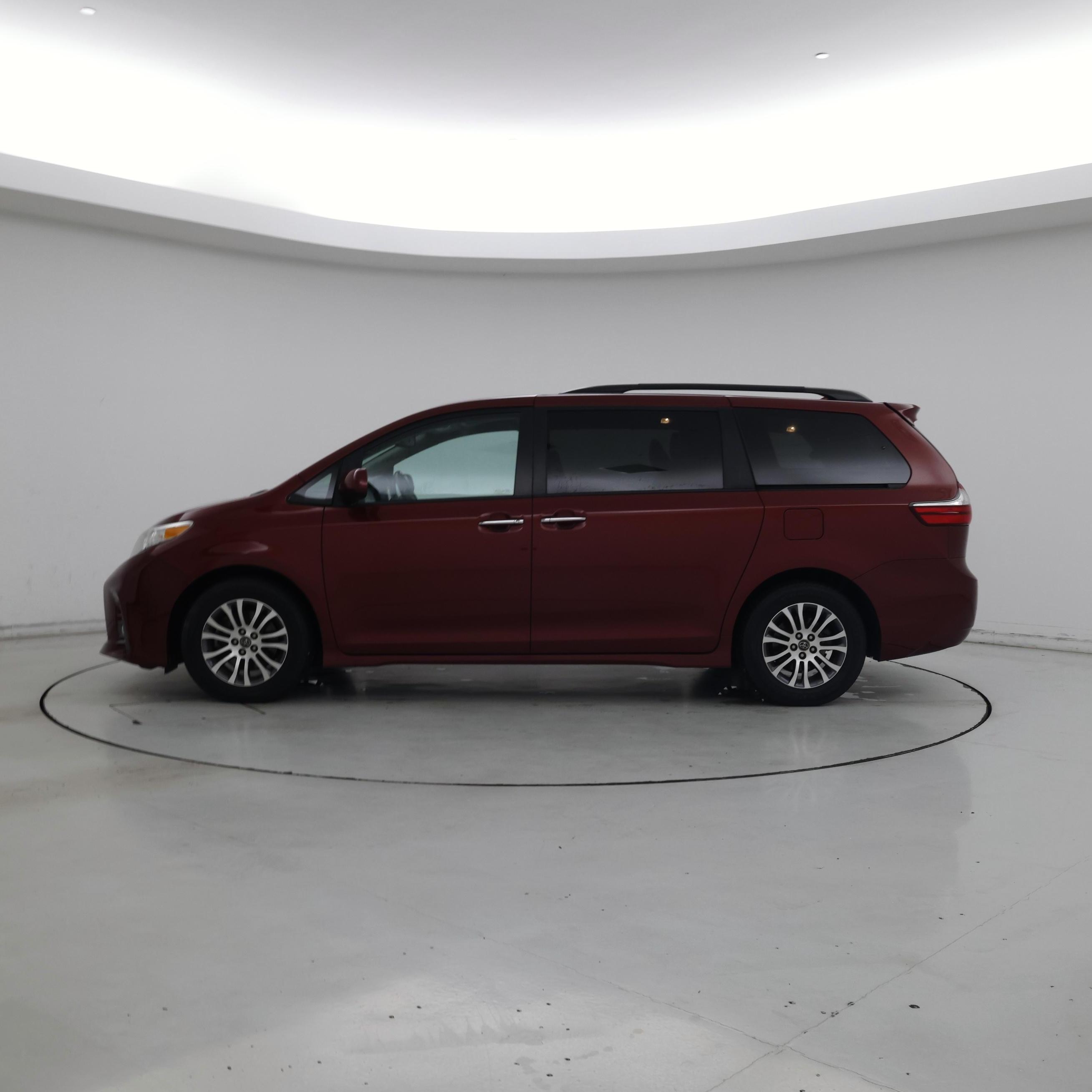 Thumbnail: 2019 Toyota Sienna - 3