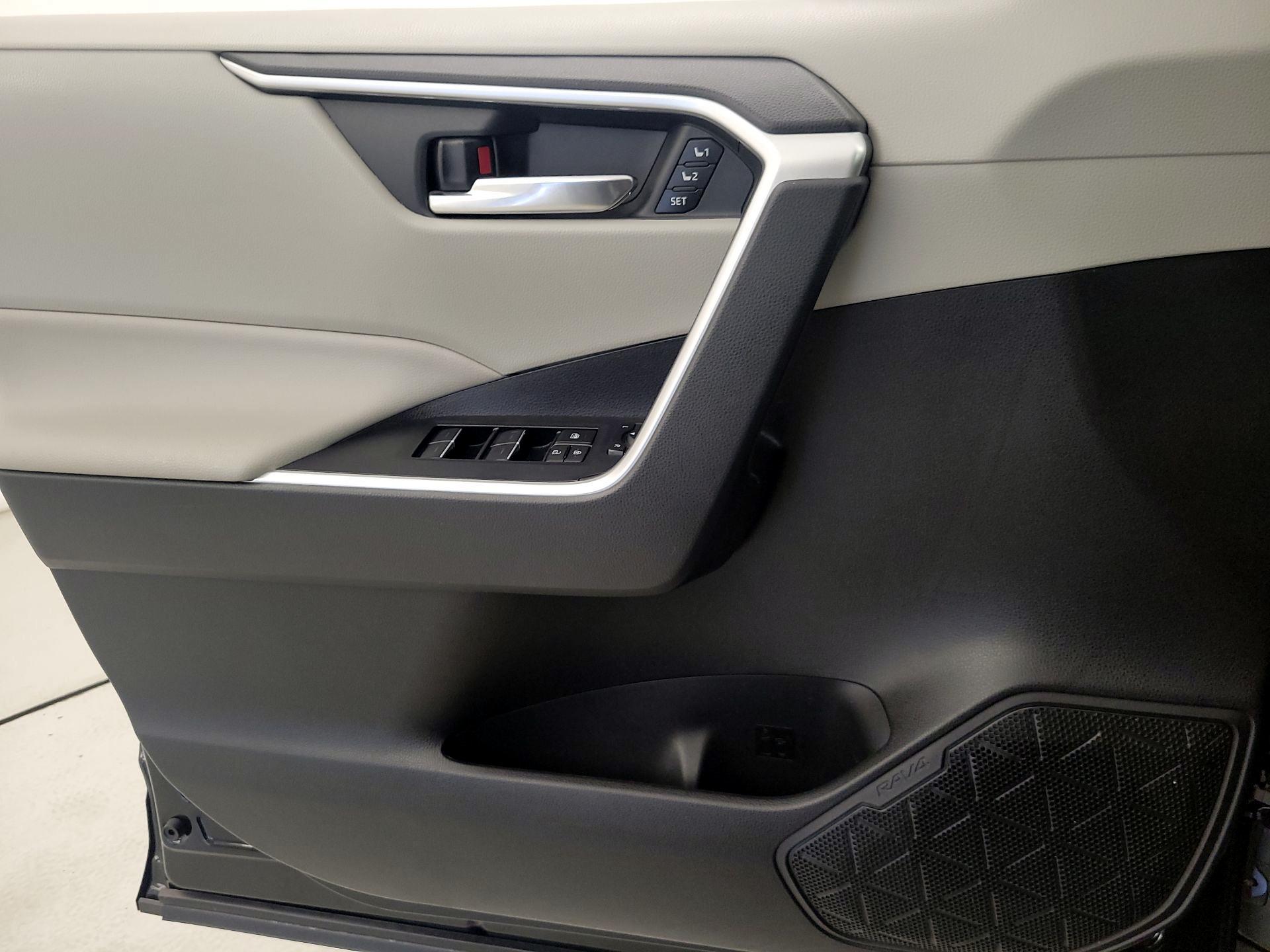 Thumbnail: 2022 Toyota RAV4 - 12