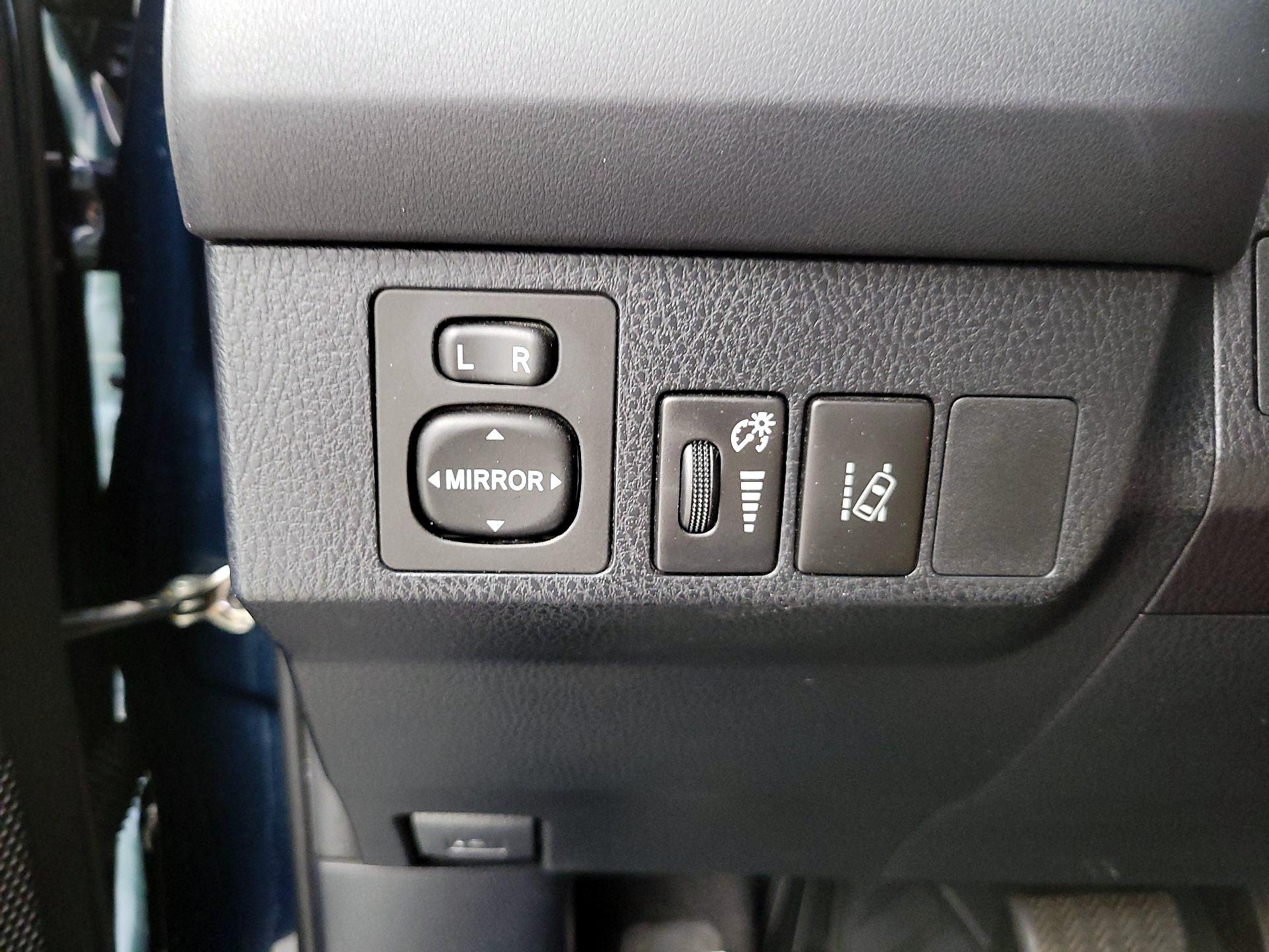 Thumbnail: 2018 Toyota RAV4 - 13