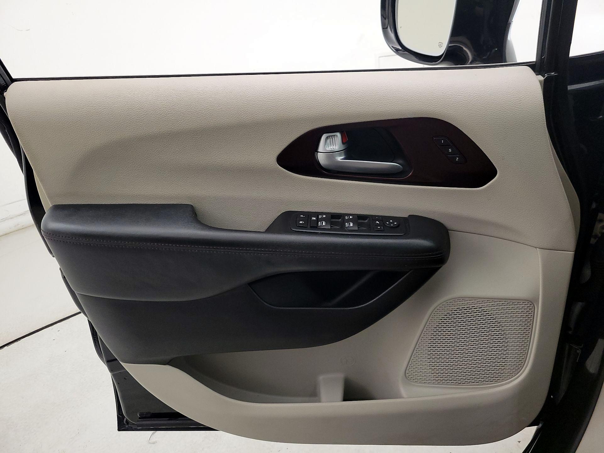 Thumbnail: 2017 Chrysler Pacifica - 12