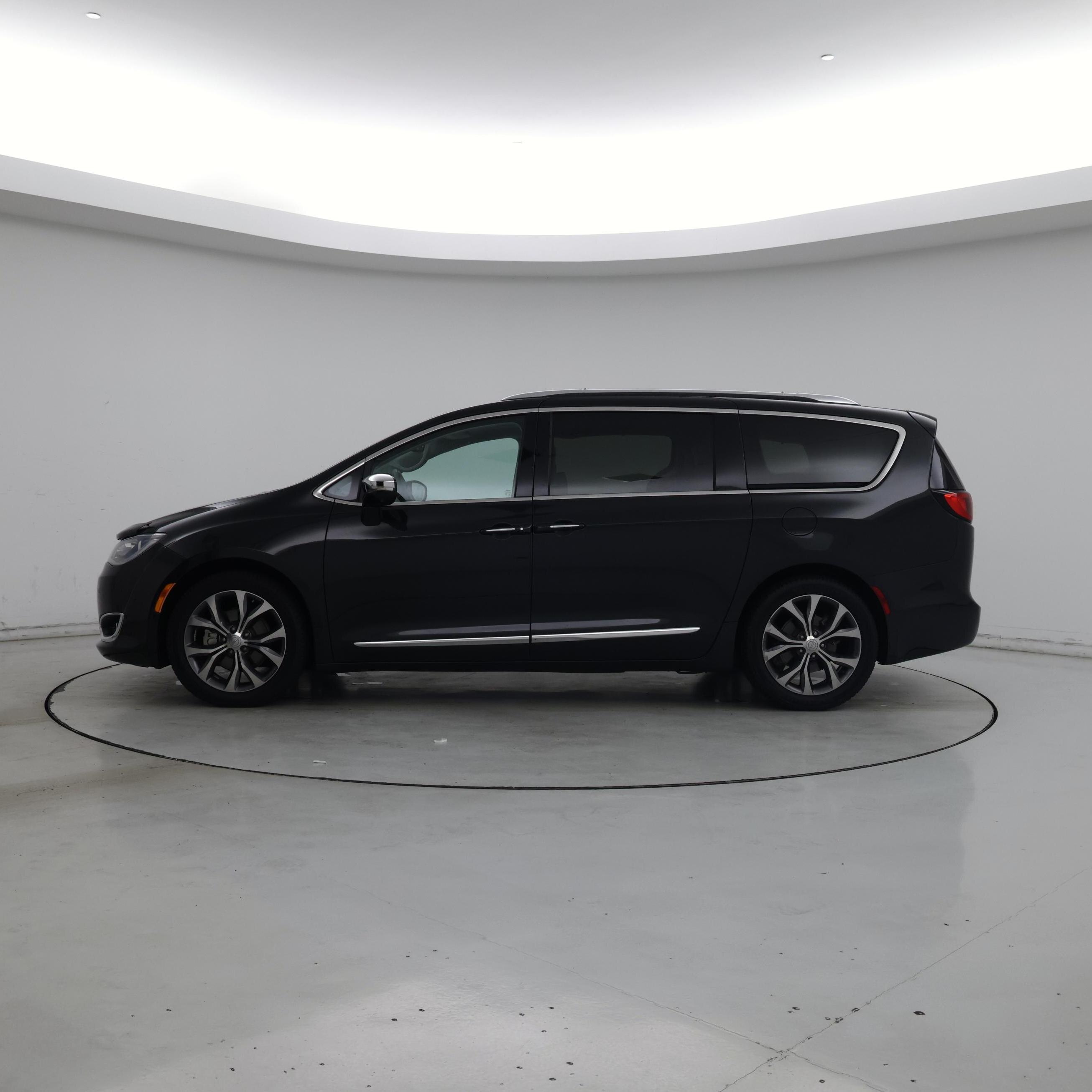 Thumbnail: 2017 Chrysler Pacifica - 3