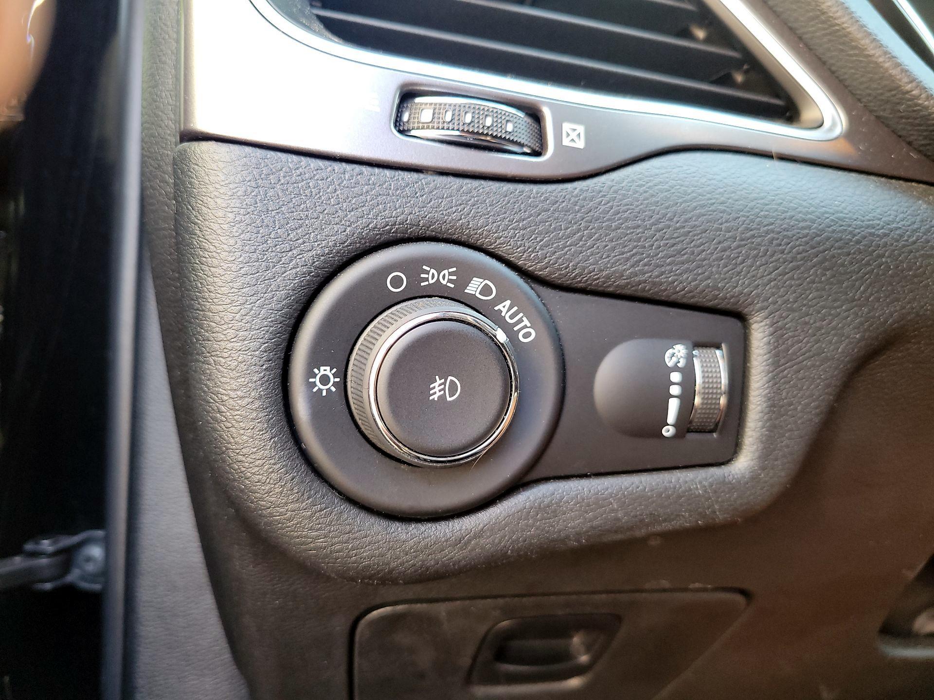 Thumbnail: 2019 Jeep Cherokee - 11