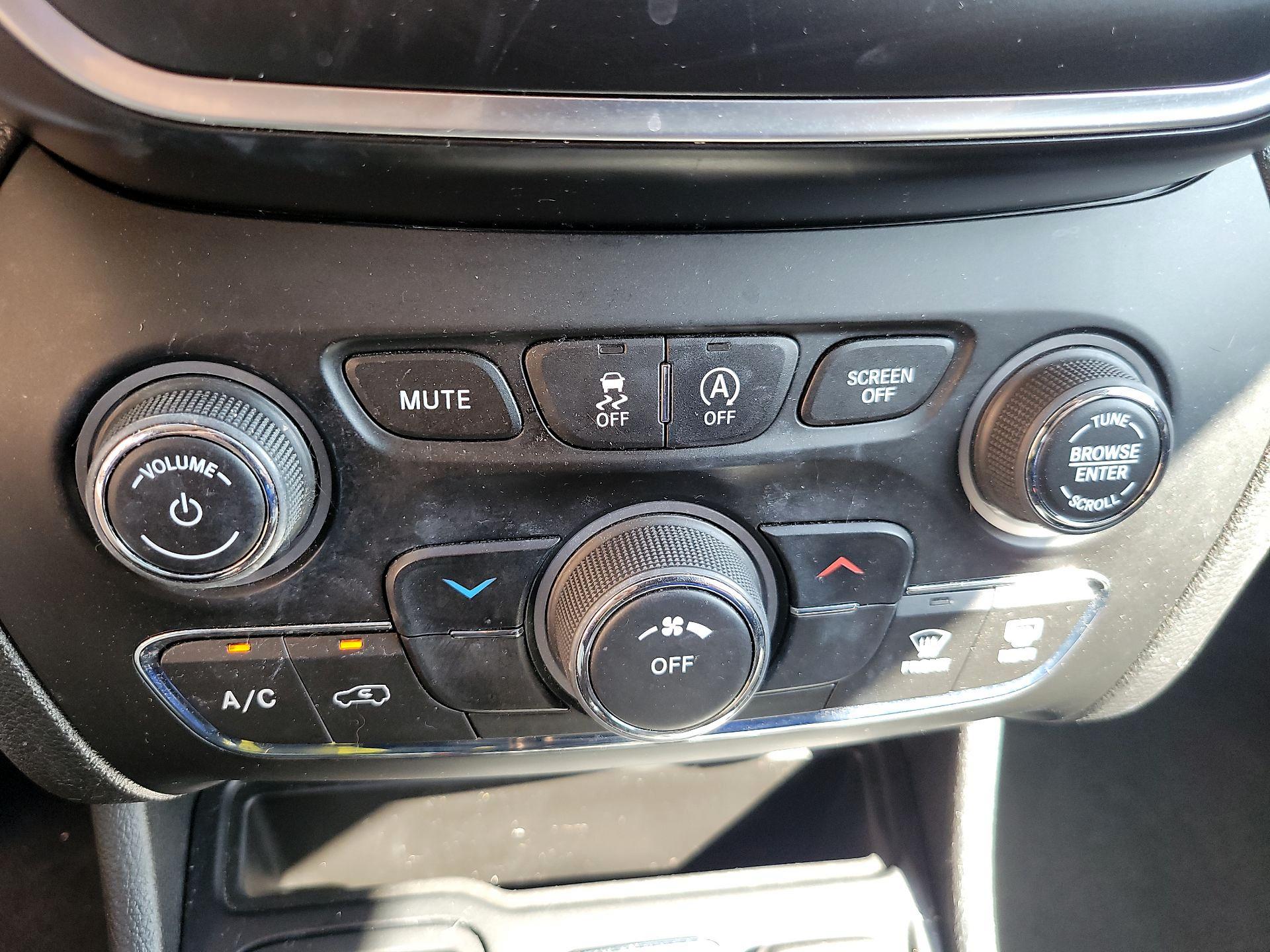 Thumbnail: 2019 Jeep Cherokee - 14