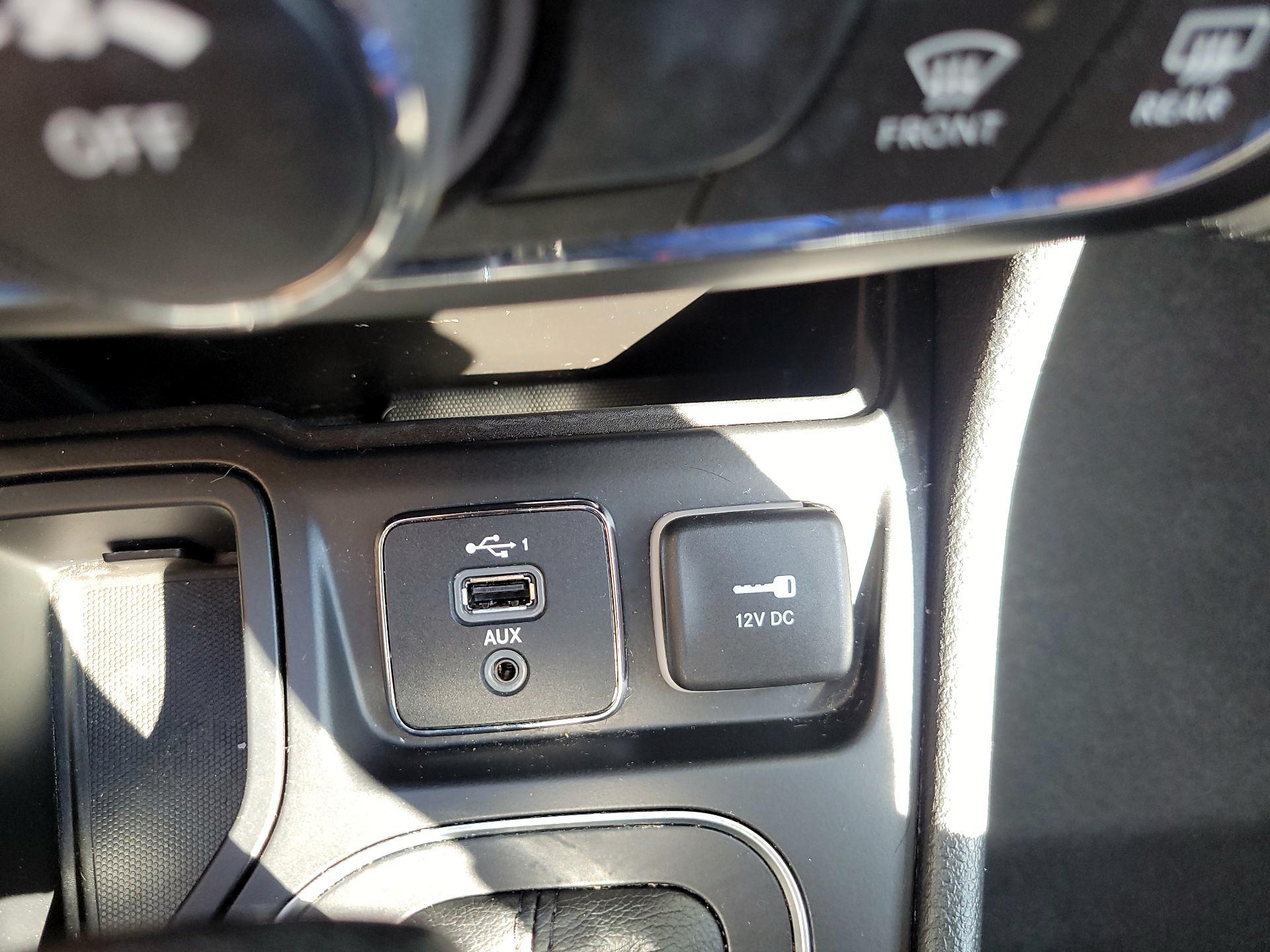 Thumbnail: 2019 Jeep Cherokee - 16