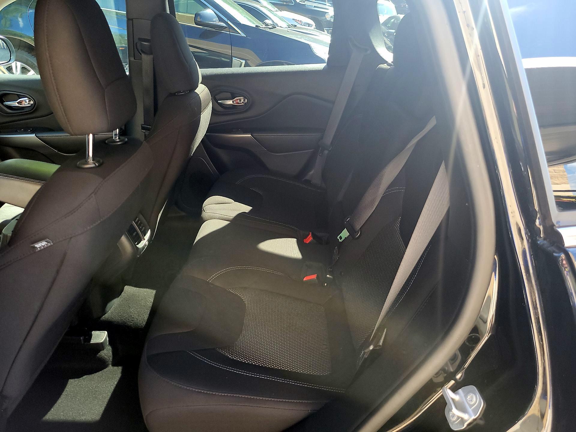 Thumbnail: 2019 Jeep Cherokee - 17