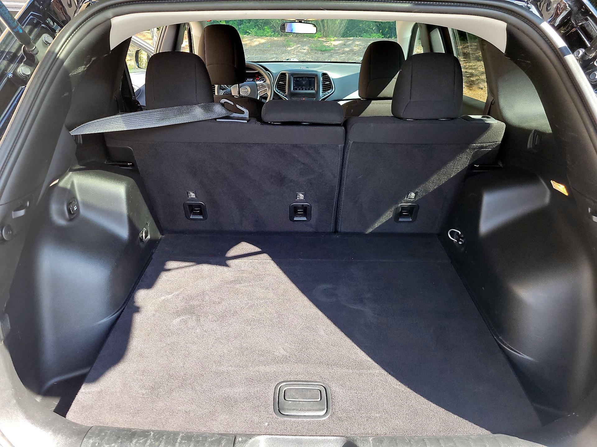 Thumbnail: 2019 Jeep Cherokee - 18