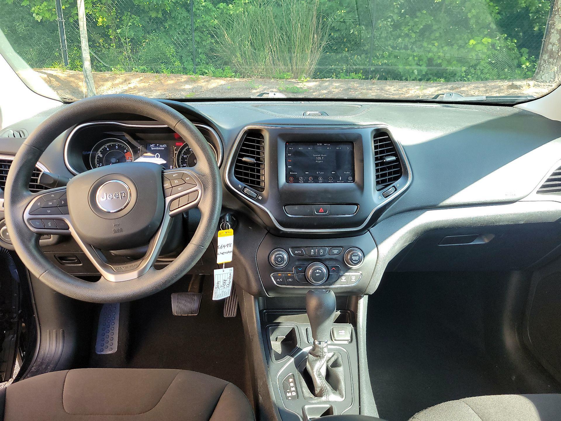 Thumbnail: 2019 Jeep Cherokee - 8