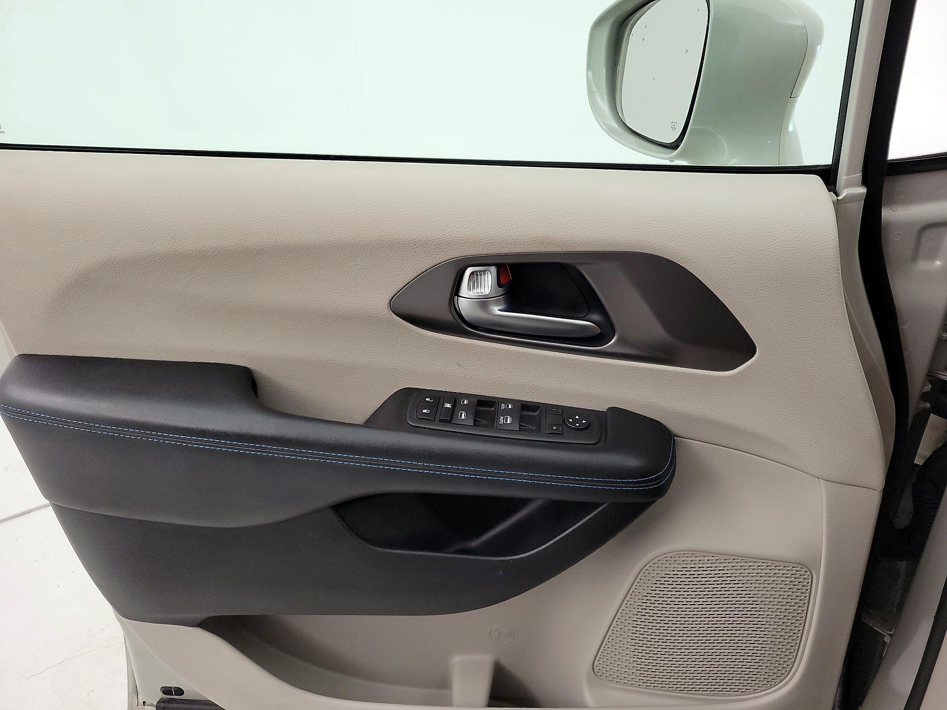 Thumbnail: 2021 Chrysler Pacifica - 12