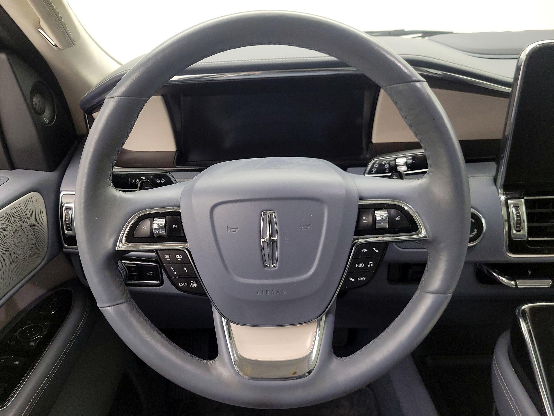 Thumbnail: 2021 Lincoln Navigator L - 10